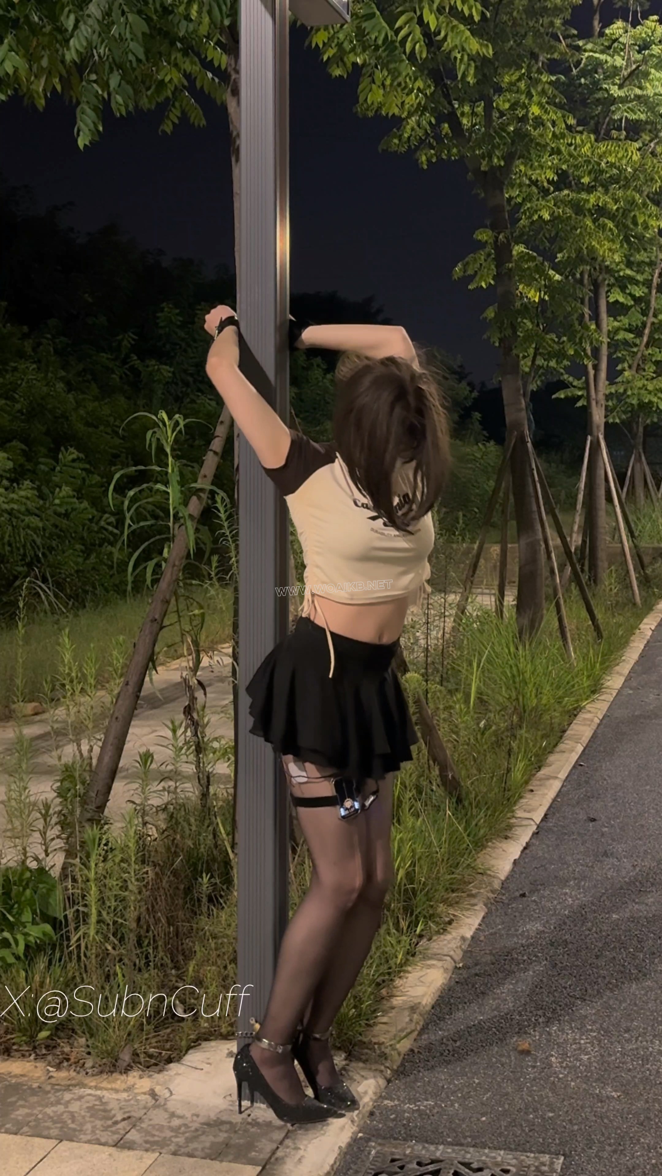 户外手脚背铐在路牌上SubM 预览图
