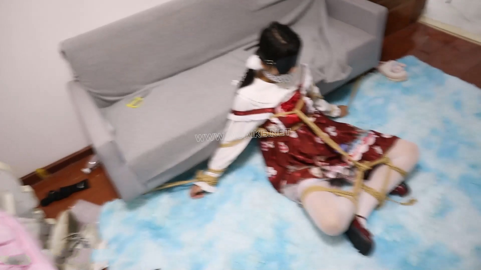 暗黑风红萝li白丝少女的惩罚虐待，黑点状布条蒙嘴，发不出声音的呜咽声，绑在沙发 预览图