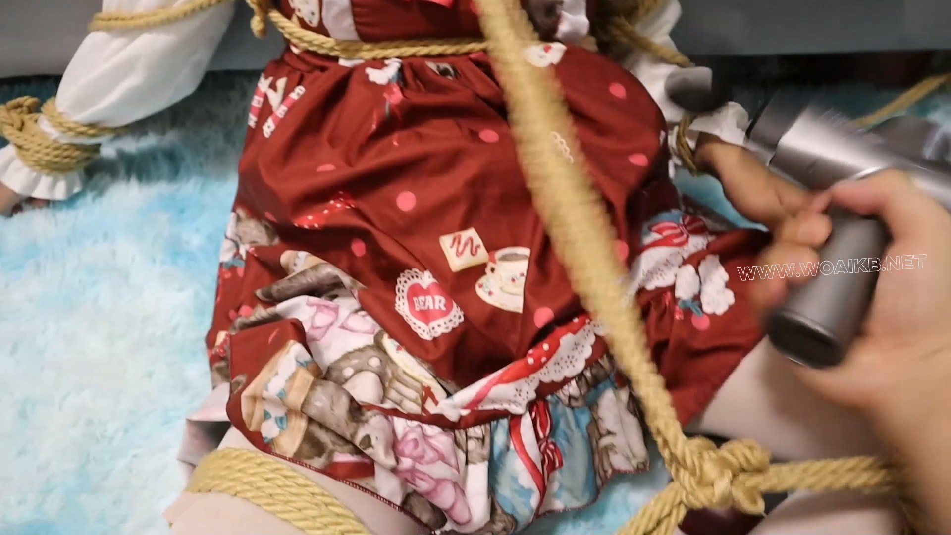 暗黑风红萝li白丝少女的惩罚虐待，黑点状布条蒙嘴，发不出声音的呜咽声，绑在沙发 预览图