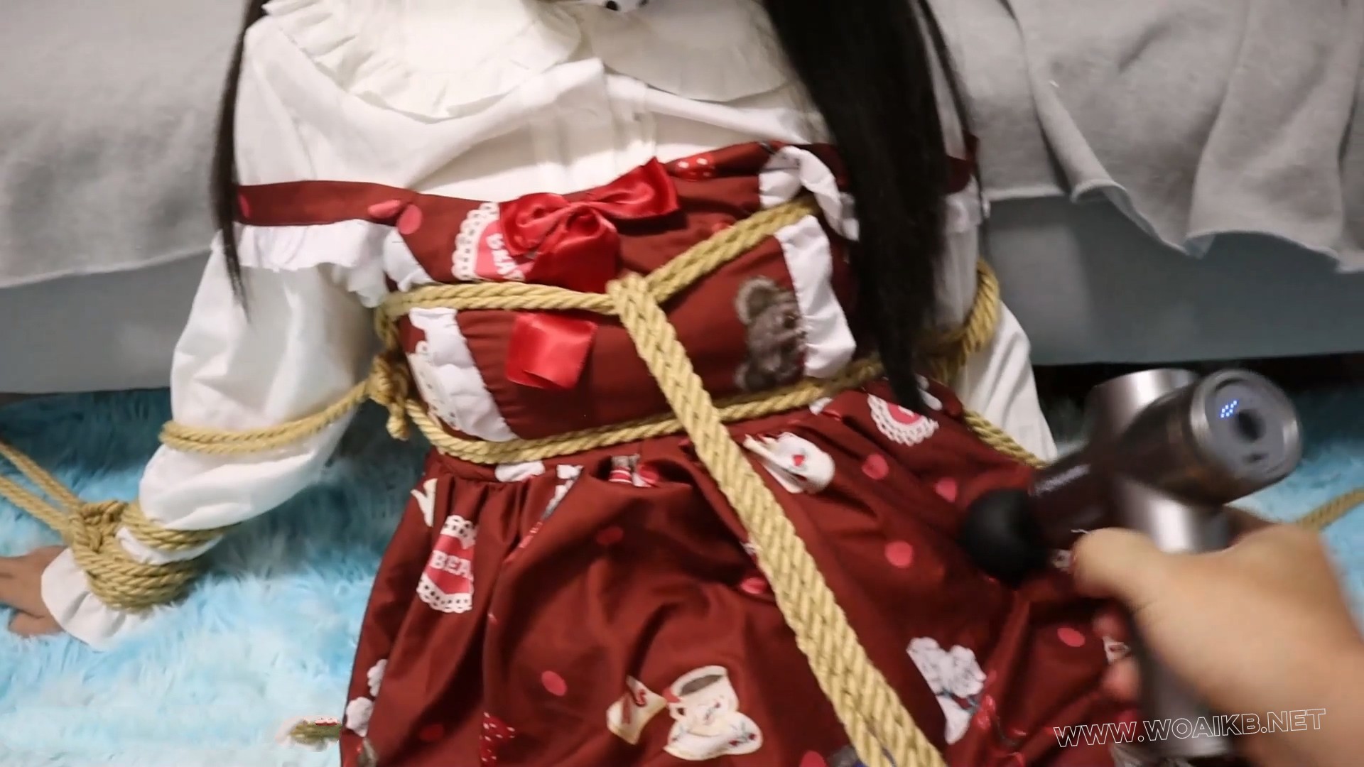 暗黑风红萝li白丝少女的惩罚虐待，黑点状布条蒙嘴，发不出声音的呜咽声，绑在沙发 预览图