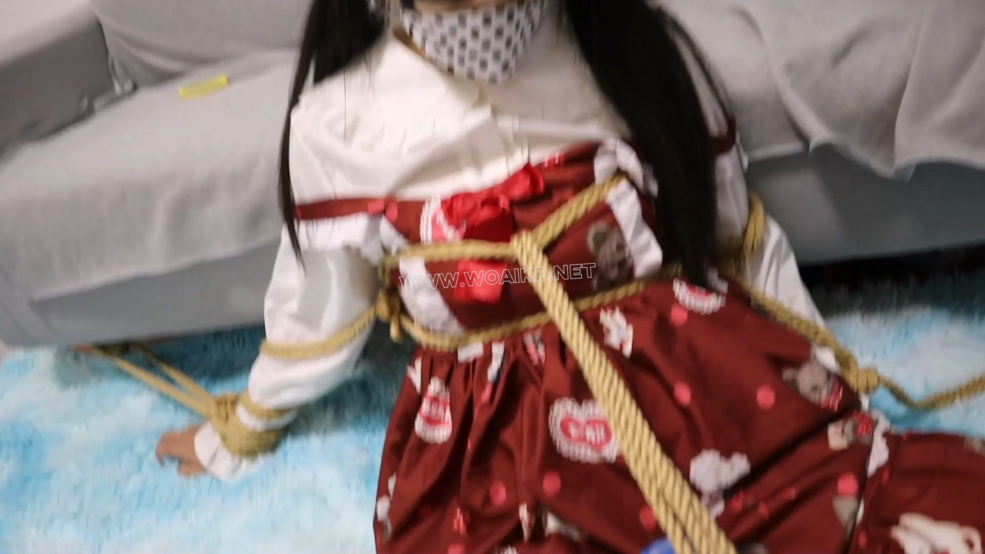 暗黑风红萝li白丝少女的惩罚虐待，黑点状布条蒙嘴，发不出声音的呜咽声，绑在沙发 预览图
