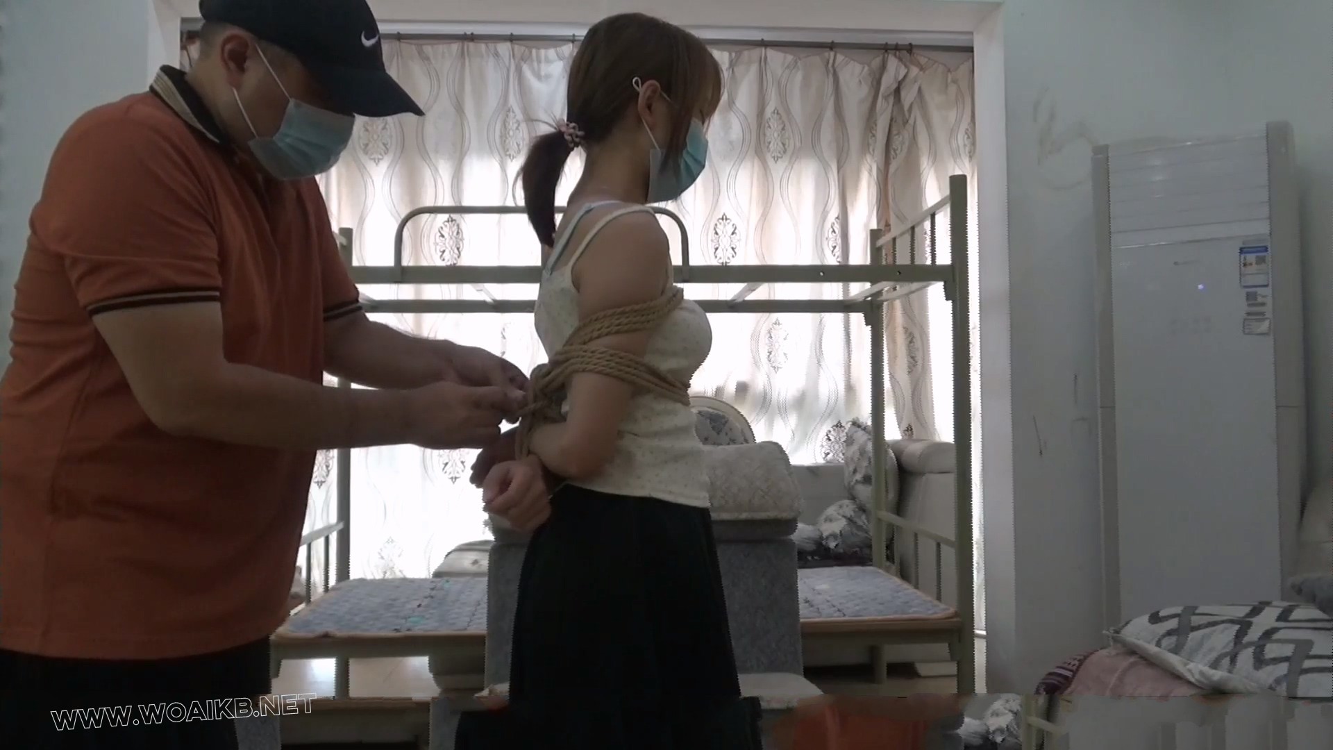 【琳媚】折腾得很惨的沙发分腿电击+棒棒强G 圈养的白棉袜小M 从沙发摔到地上 不亲 预览图