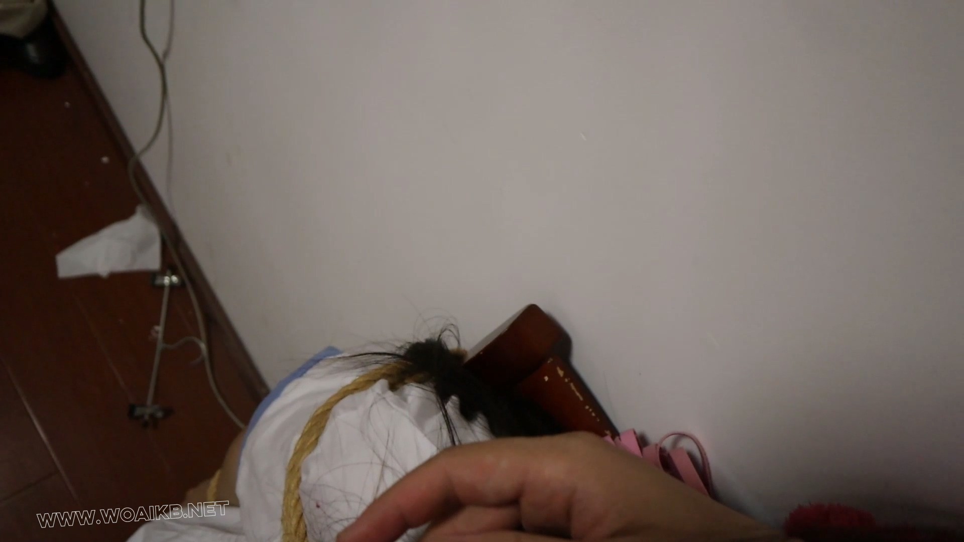 少女I的痛苦呻吟 牢牢的被绑在椅子上动弹不得，下面有玩具帮助 ，少女I（爱颖）被 预览图