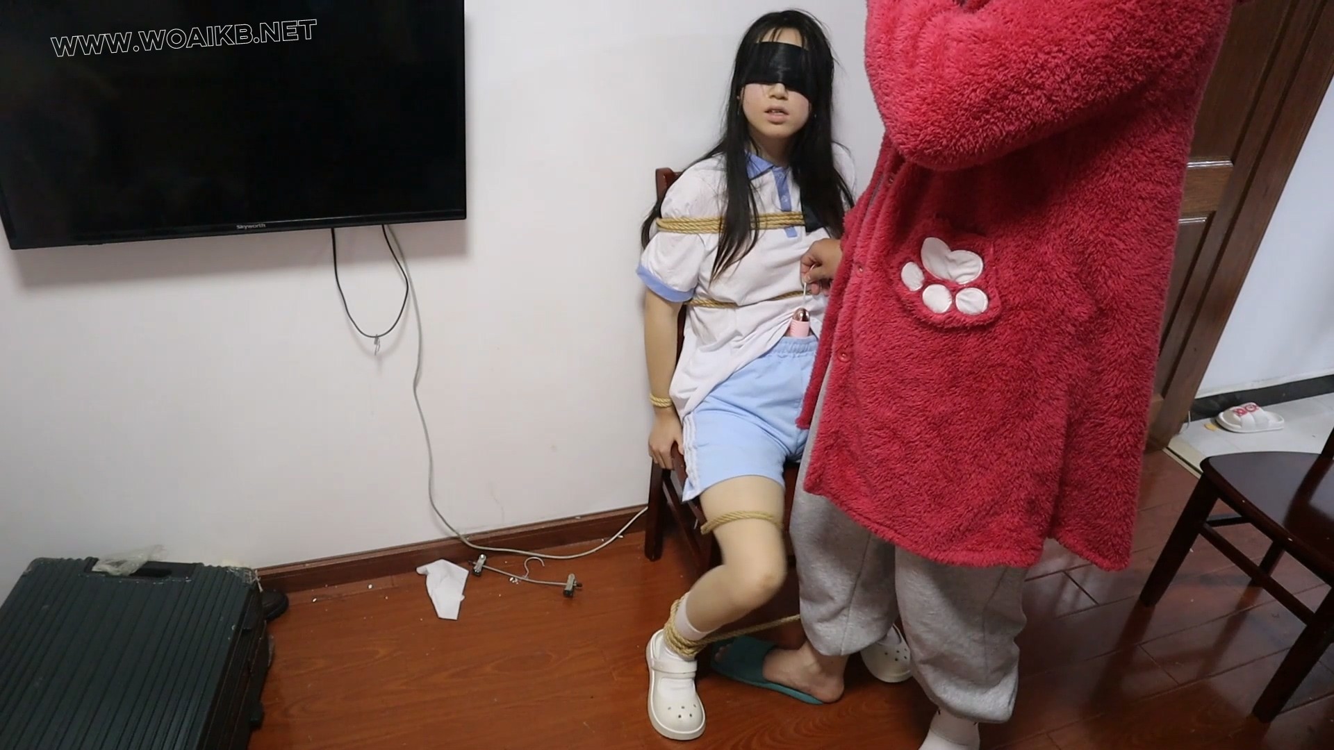 少女I的痛苦呻吟 牢牢的被绑在椅子上动弹不得，下面有玩具帮助 ，少女I（爱颖）被 预览图