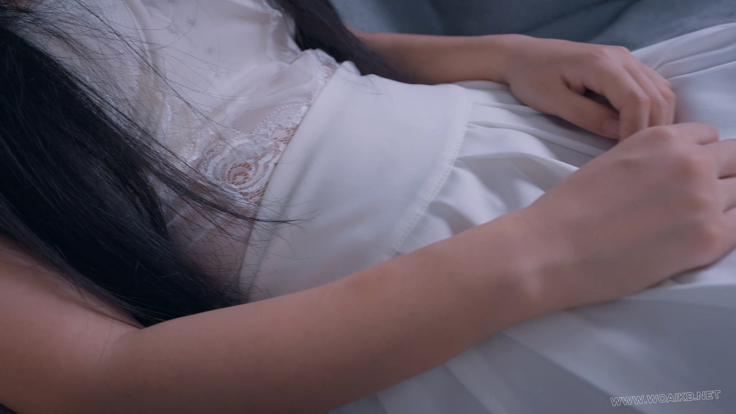 字幕版《应聘的女模特》上门应聘模特，谁知对方是一个丝袜控，看着女主骚气的大腿 预览图
