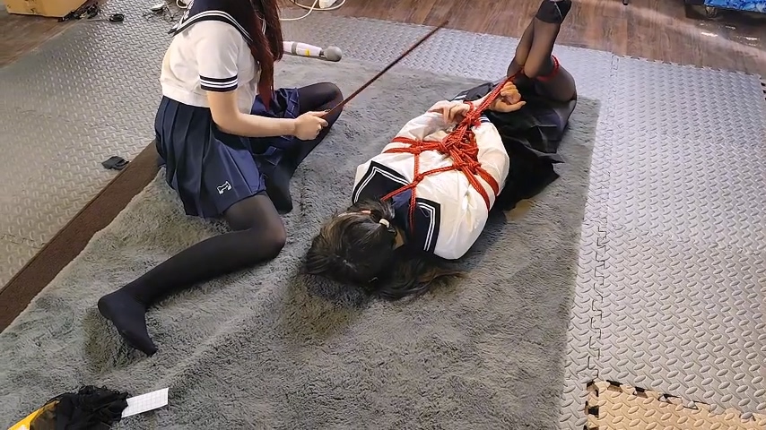 新人樱花妹和小钰 黑丝 丝袜堵嘴 绝缘胶带zx 双人 女调女 预览图