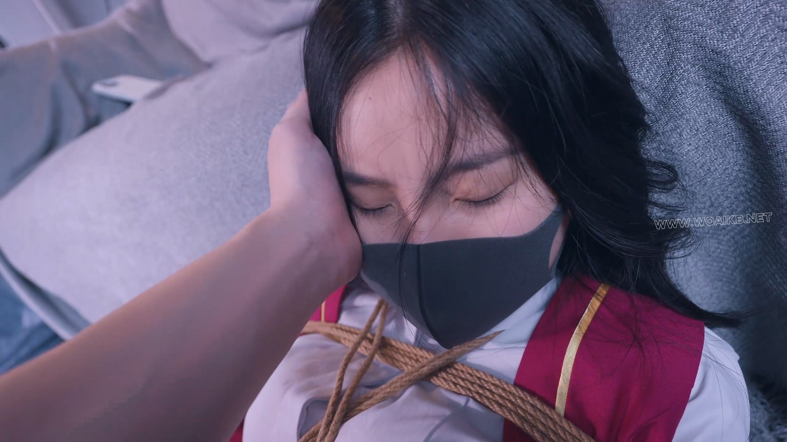 《美女空姐劫持记3》字幕版 空姐给领导送文件，被猥琐上司捆绑强行玩弄丝足丝腿、 预览图