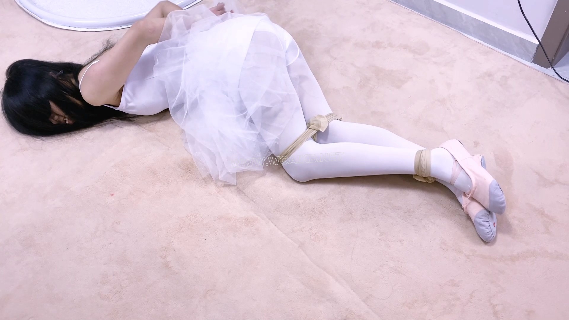 《芭蕾劫》芭蕾舞蹈服+丝带捆绑+杨具口塞+脑后反绑+M开腿+遥控td+放置挣扎+肉丝背 预览图