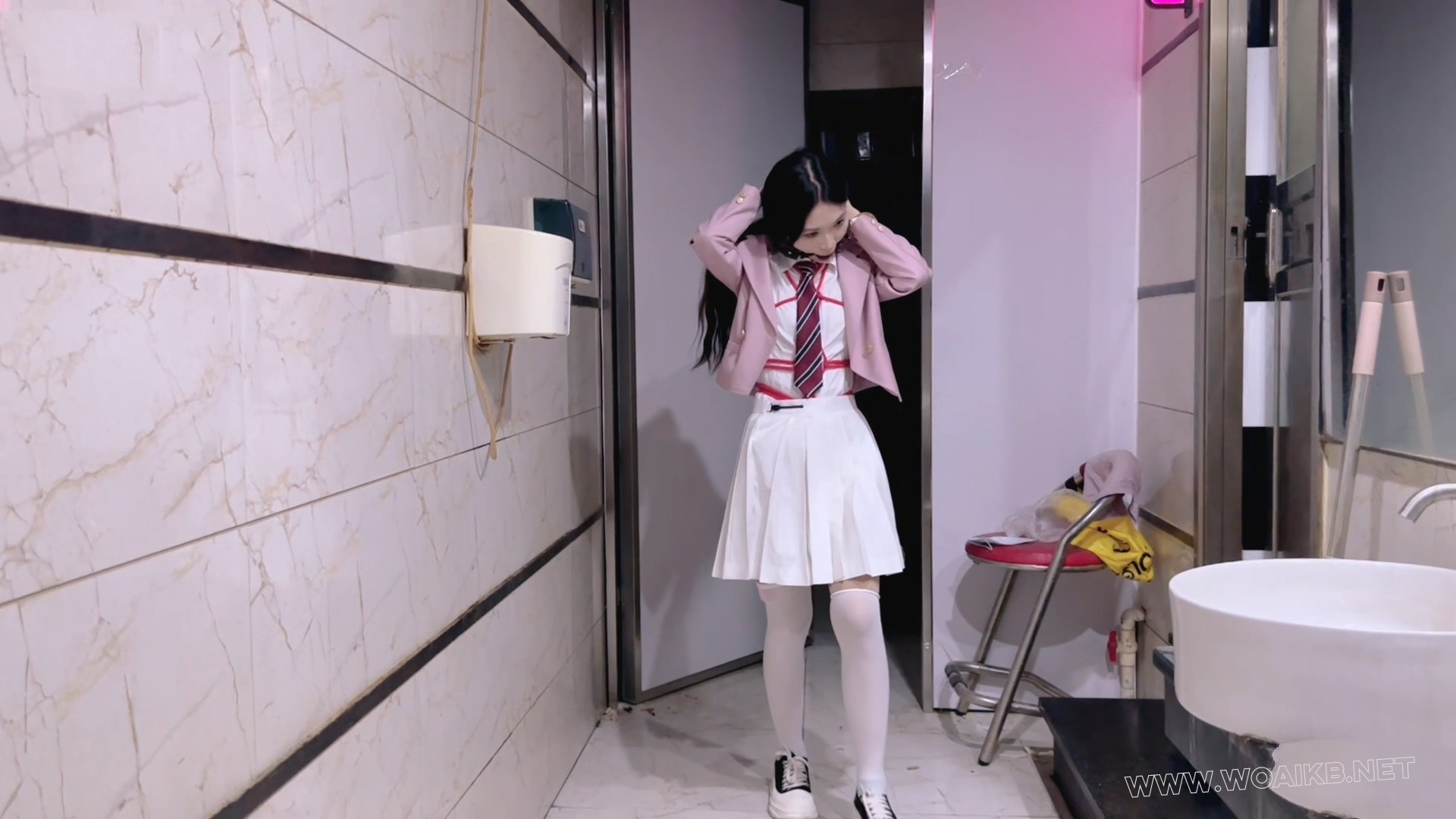 JK小姐姐电玩城的外出任务 JK小姐姐穿上各种羞辱文字的袜子放入跳蛋戴上口球在电玩 预览图