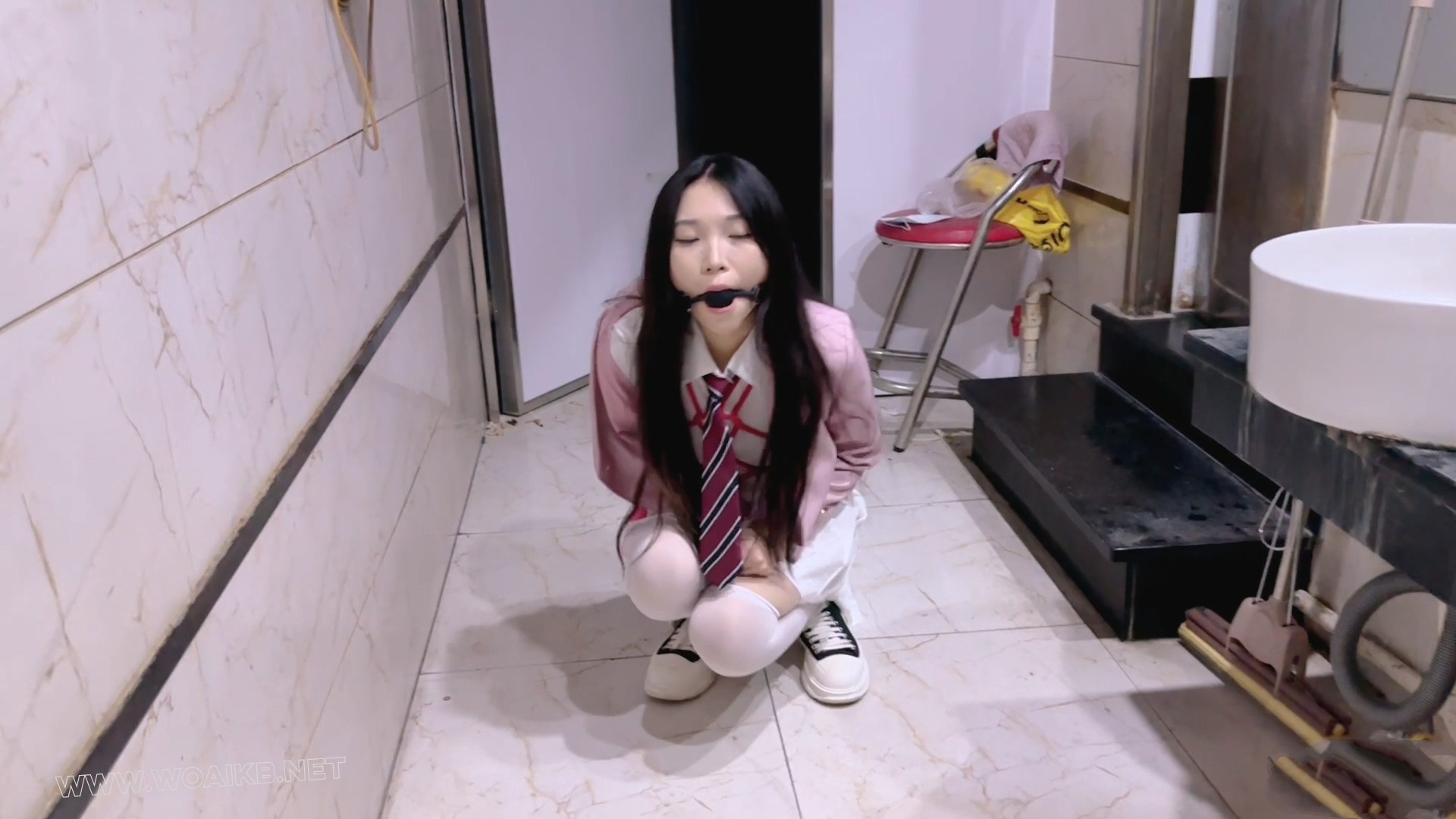 JK小姐姐电玩城的外出任务 JK小姐姐穿上各种羞辱文字的袜子放入跳蛋戴上口球在电玩 预览图