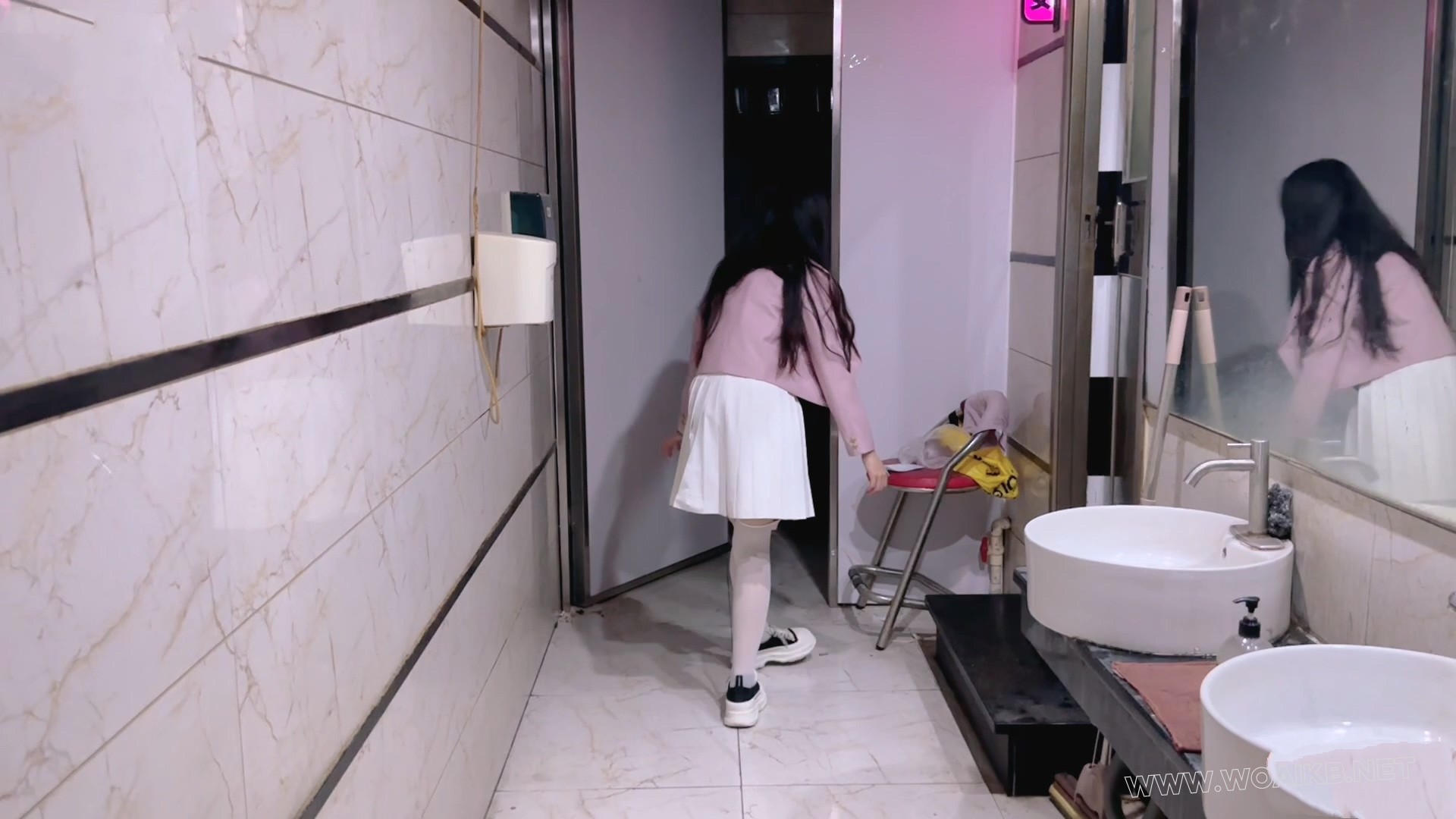 JK小姐姐电玩城的外出任务 JK小姐姐穿上各种羞辱文字的袜子放入跳蛋戴上口球在电玩 预览图