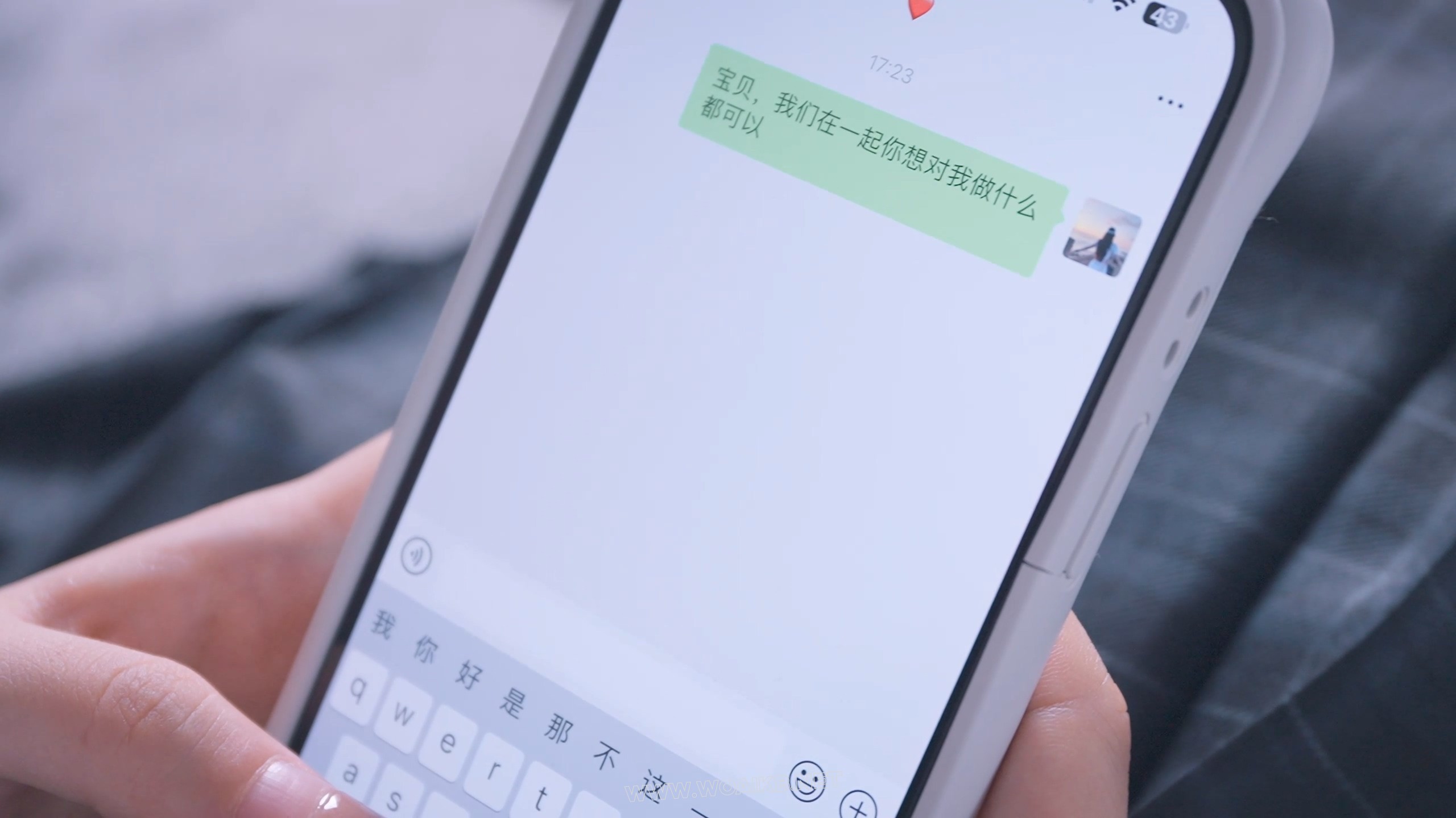 《调教M女友》被男友迷晕无情调教，假阳口塞爆插小嘴干呕流水+吊绑、跪吊、拉拽股 预览图