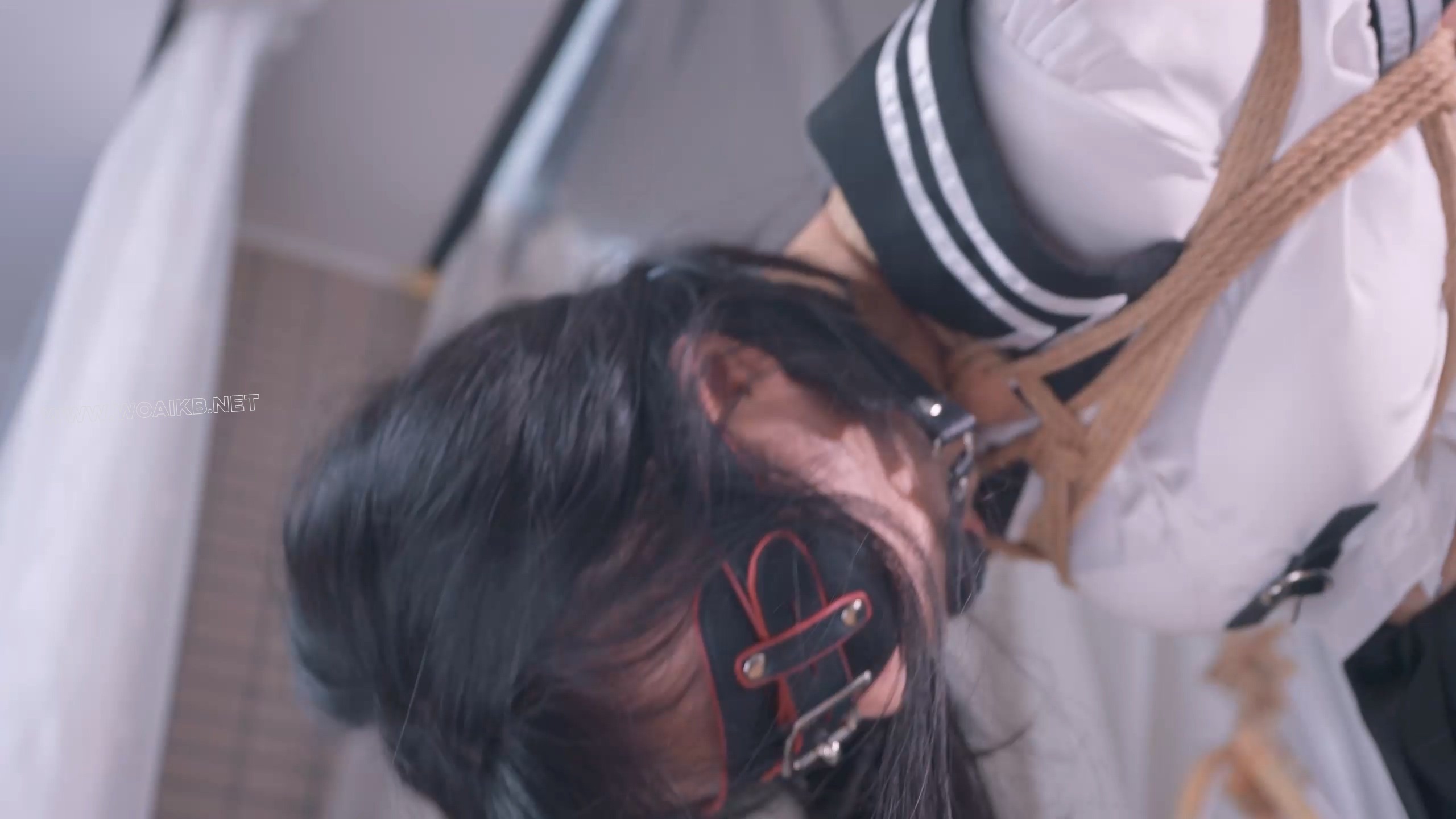 《调教M女友》被男友迷晕无情调教，假阳口塞爆插小嘴干呕流水+吊绑、跪吊、拉拽股 预览图