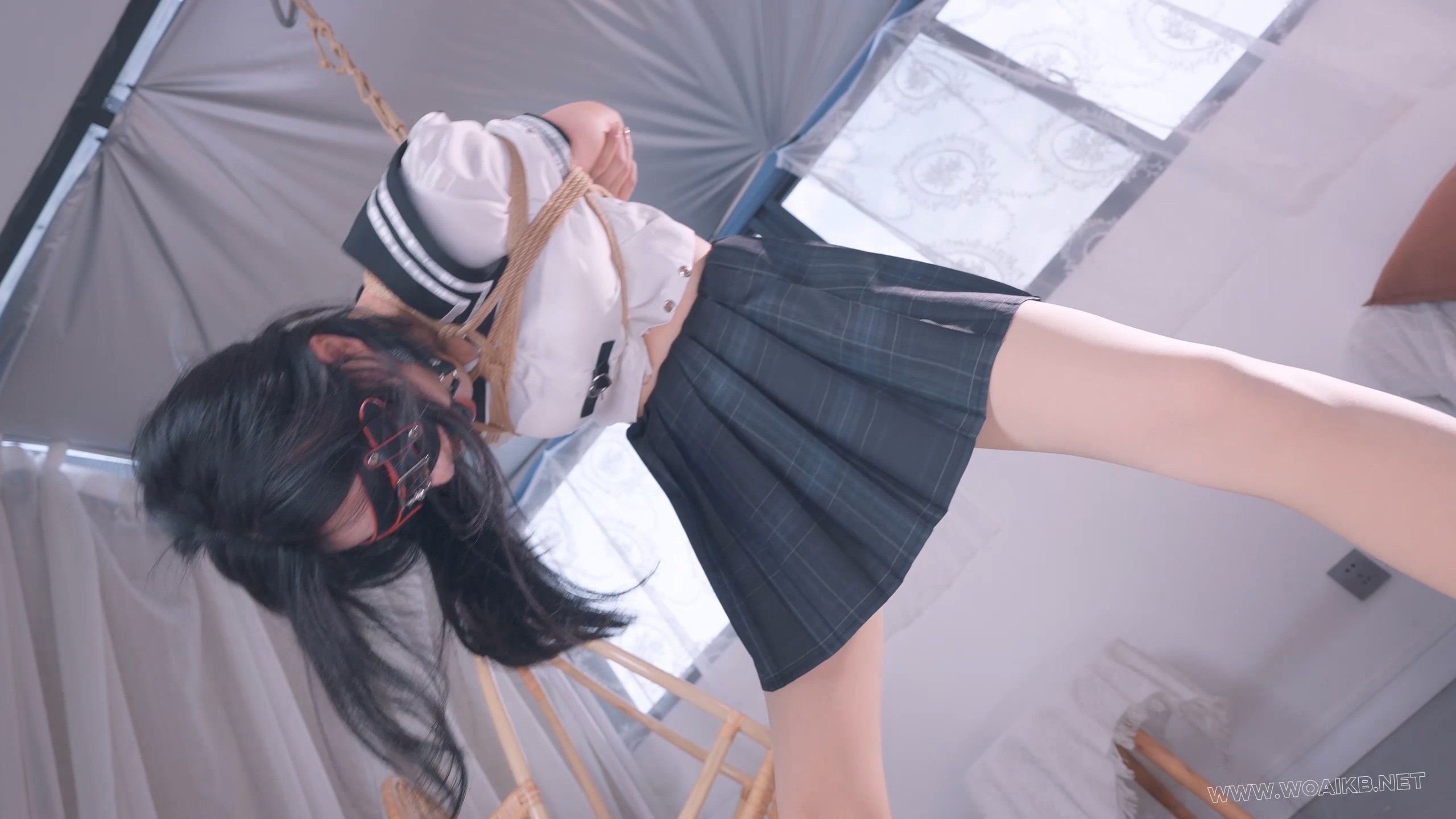 《调教M女友》被男友迷晕无情调教，假阳口塞爆插小嘴干呕流水+吊绑、跪吊、拉拽股 预览图