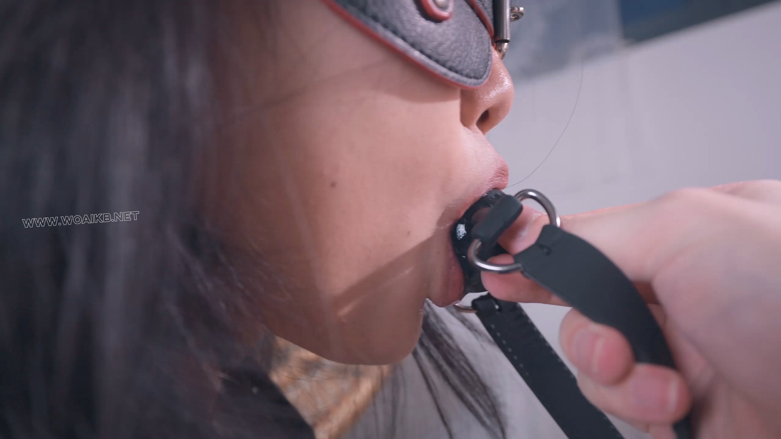 《调教M女友》被男友迷晕无情调教，假阳口塞爆插小嘴干呕流水+吊绑、跪吊、拉拽股 预览图