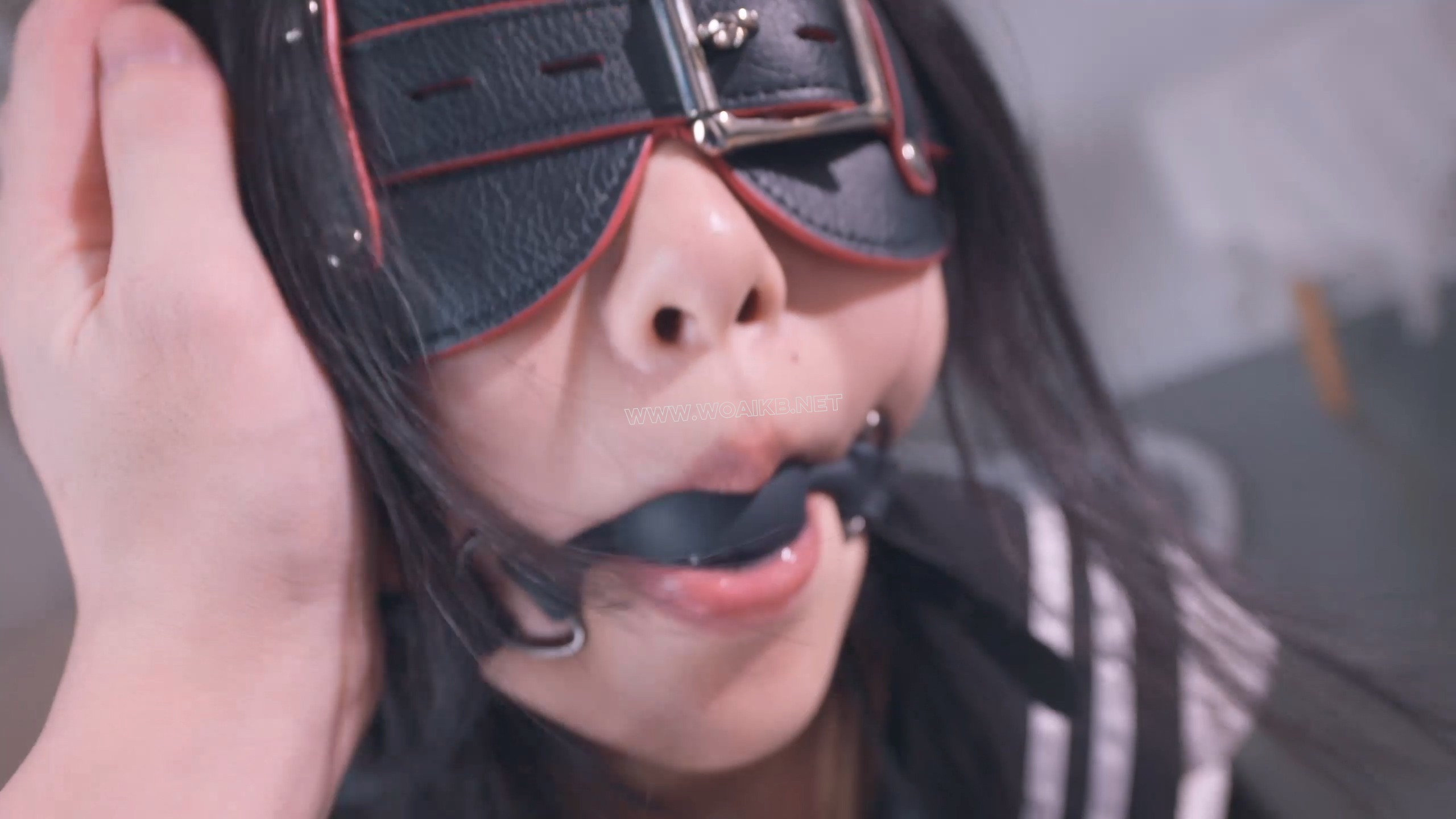 《调教M女友》被男友迷晕无情调教，假阳口塞爆插小嘴干呕流水+吊绑、跪吊、拉拽股 预览图