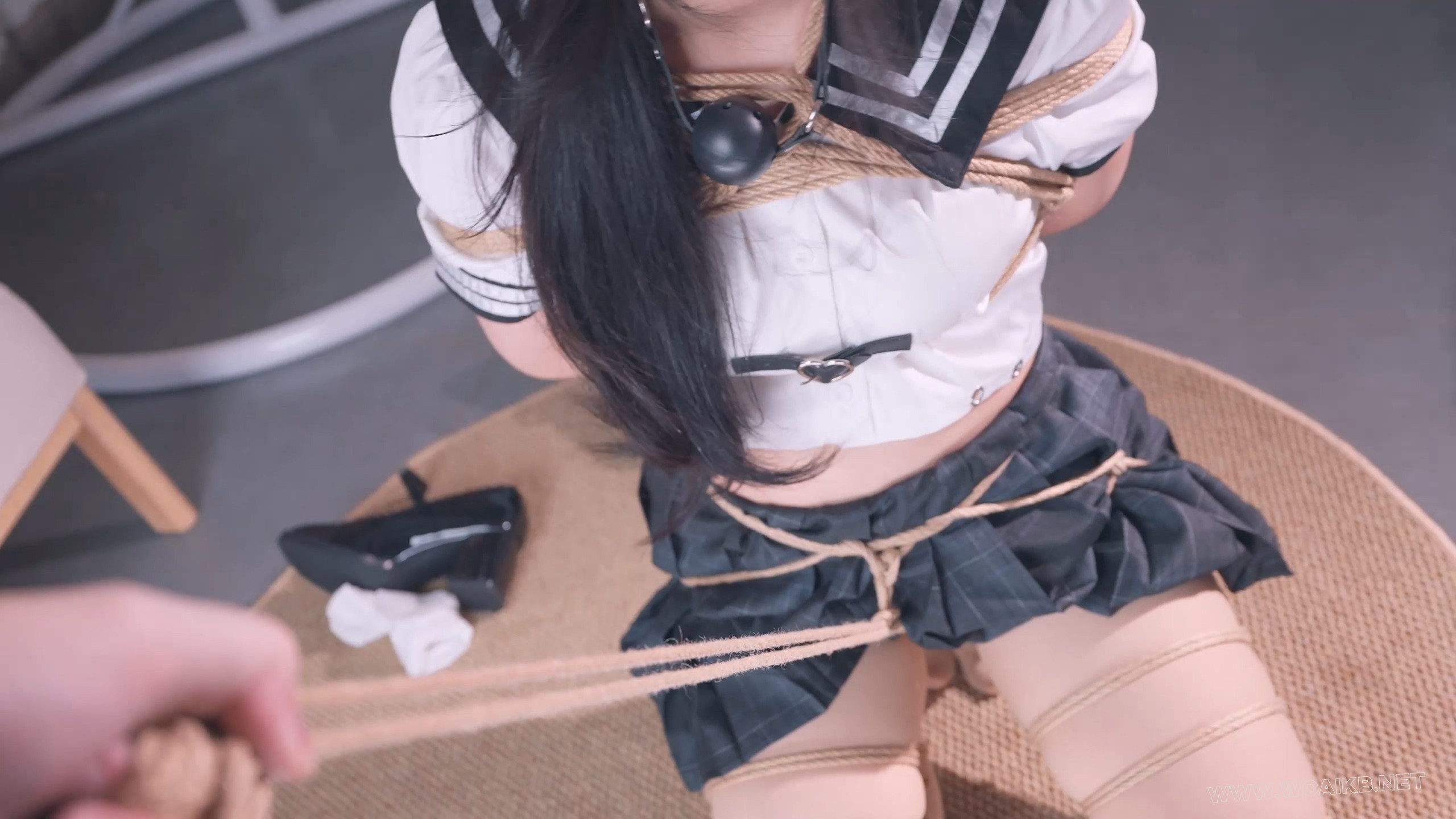 《调教M女友》被男友迷晕无情调教，假阳口塞爆插小嘴干呕流水+吊绑、跪吊、拉拽股 预览图
