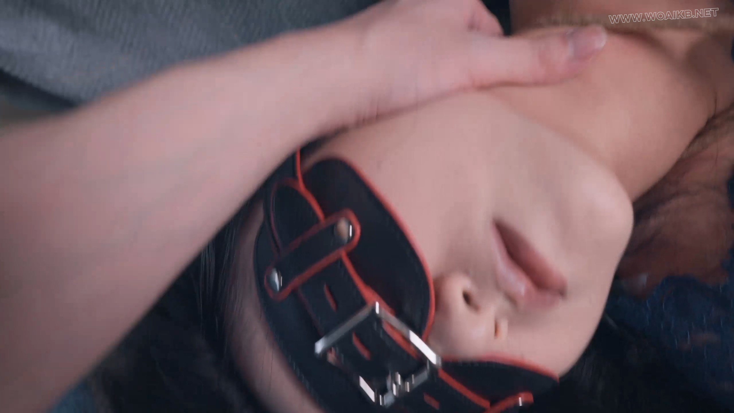 《潜入美女家的大叔4》美女被入室大叔折磨惨了！双手铐在双腿之间，胶带缠手跳弹震 预览图