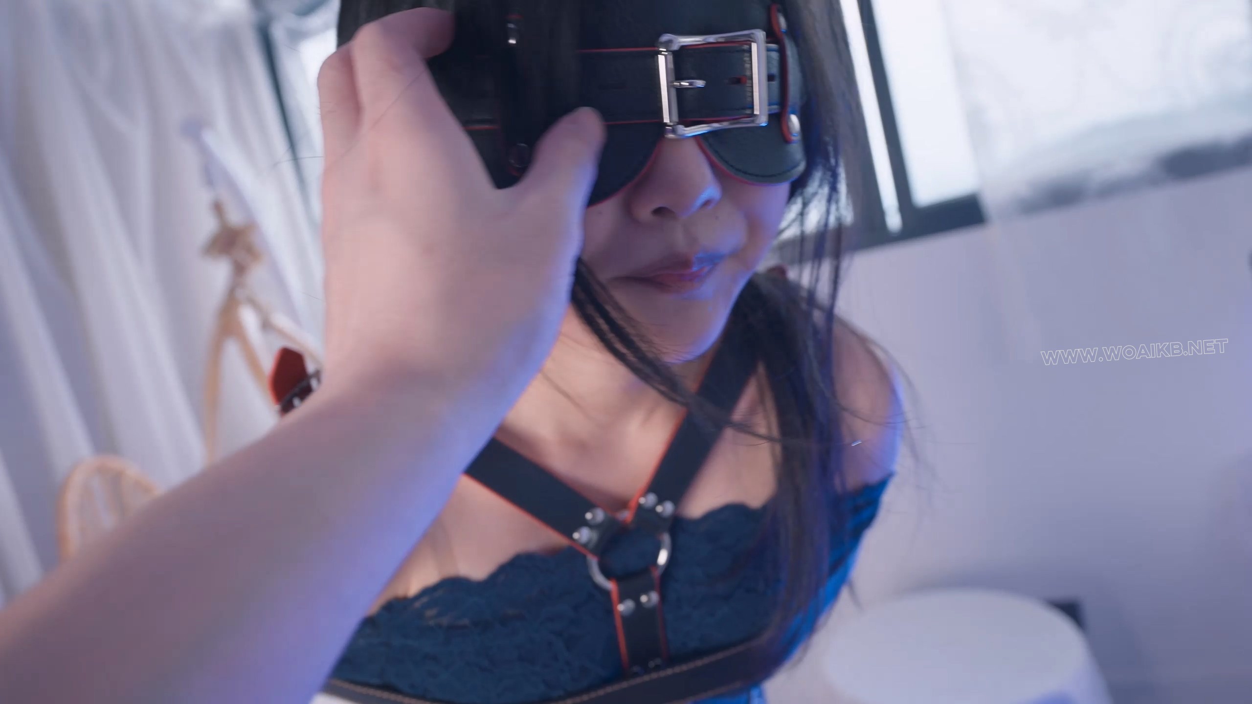 《潜入美女家的大叔4》美女被入室大叔折磨惨了！双手铐在双腿之间，胶带缠手跳弹震 预览图