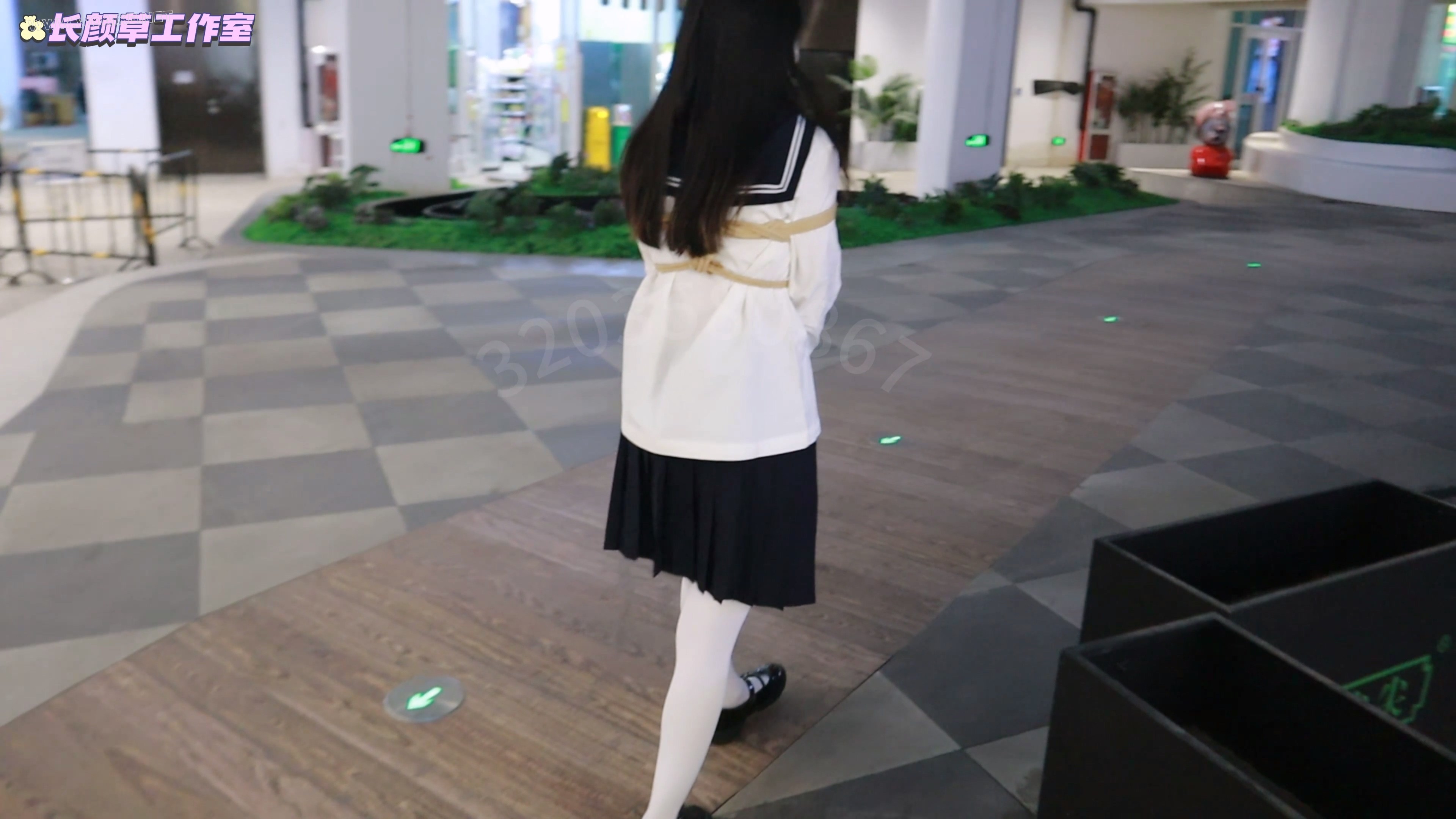 白丝水手服前缚手td白天外出 逛街逛商场 与路人等红绿灯面面相嘘 解押式捆绑外出羞 预览图