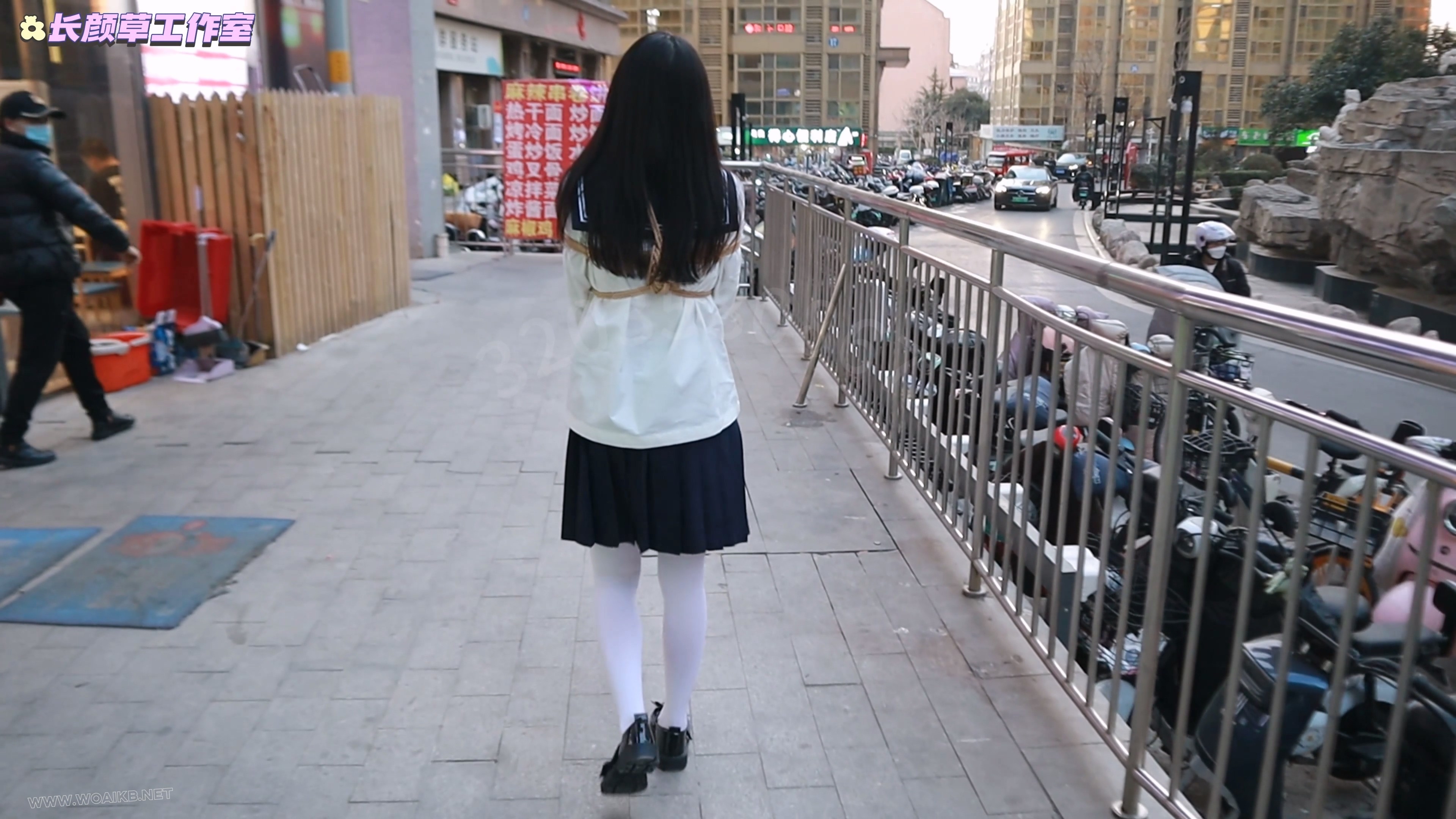 白丝水手服前缚手td白天外出 逛街逛商场 与路人等红绿灯面面相嘘 解押式捆绑外出羞 预览图
