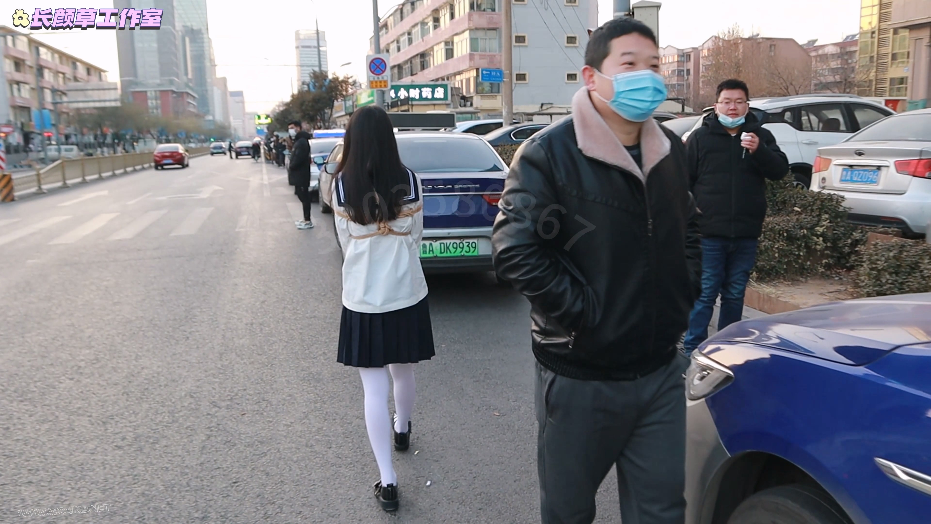 白丝水手服前缚手td白天外出 逛街逛商场 与路人等红绿灯面面相嘘 解押式捆绑外出羞 预览图