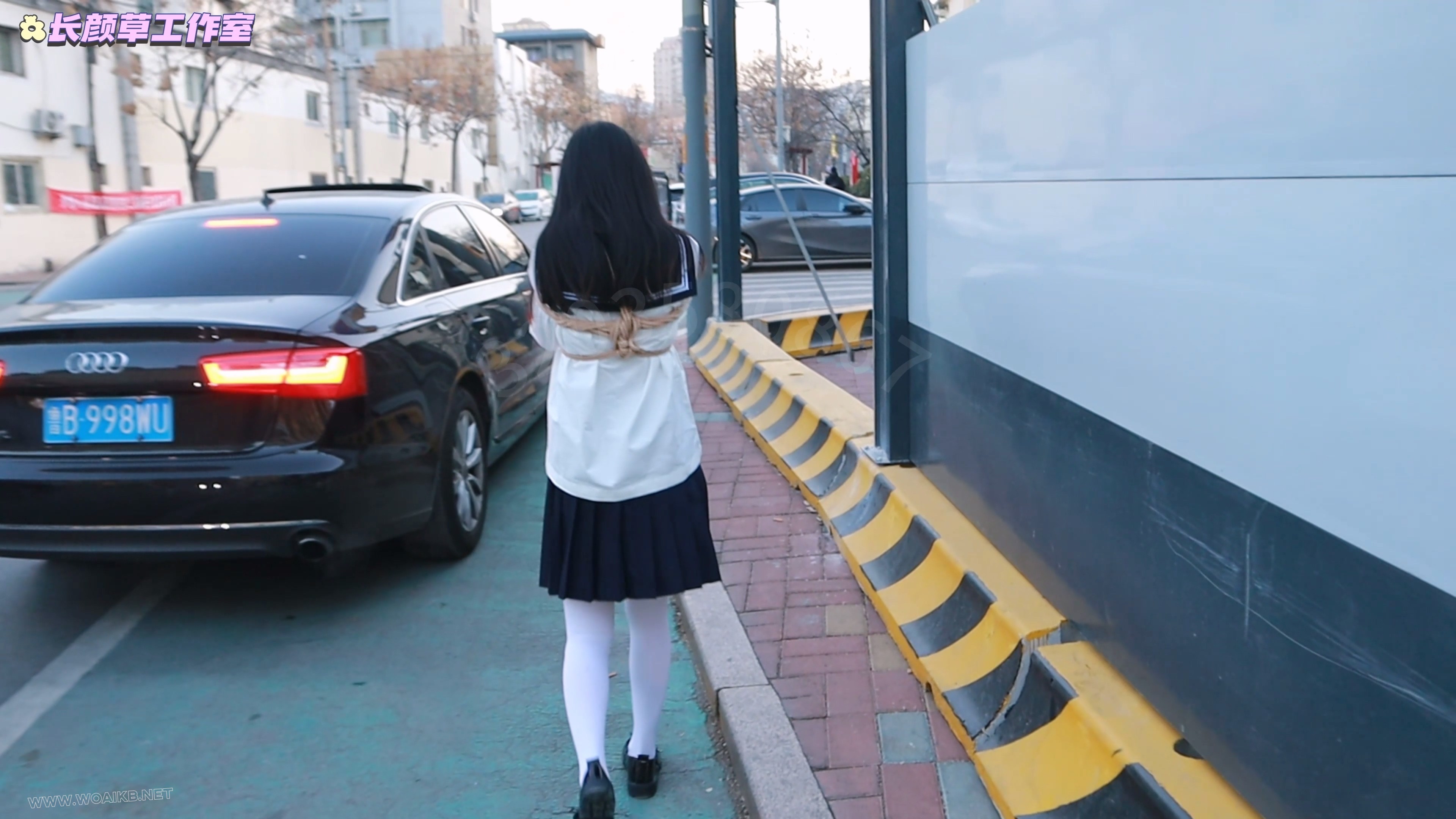 白丝水手服前缚手td白天外出 逛街逛商场 与路人等红绿灯面面相嘘 解押式捆绑外出羞 预览图