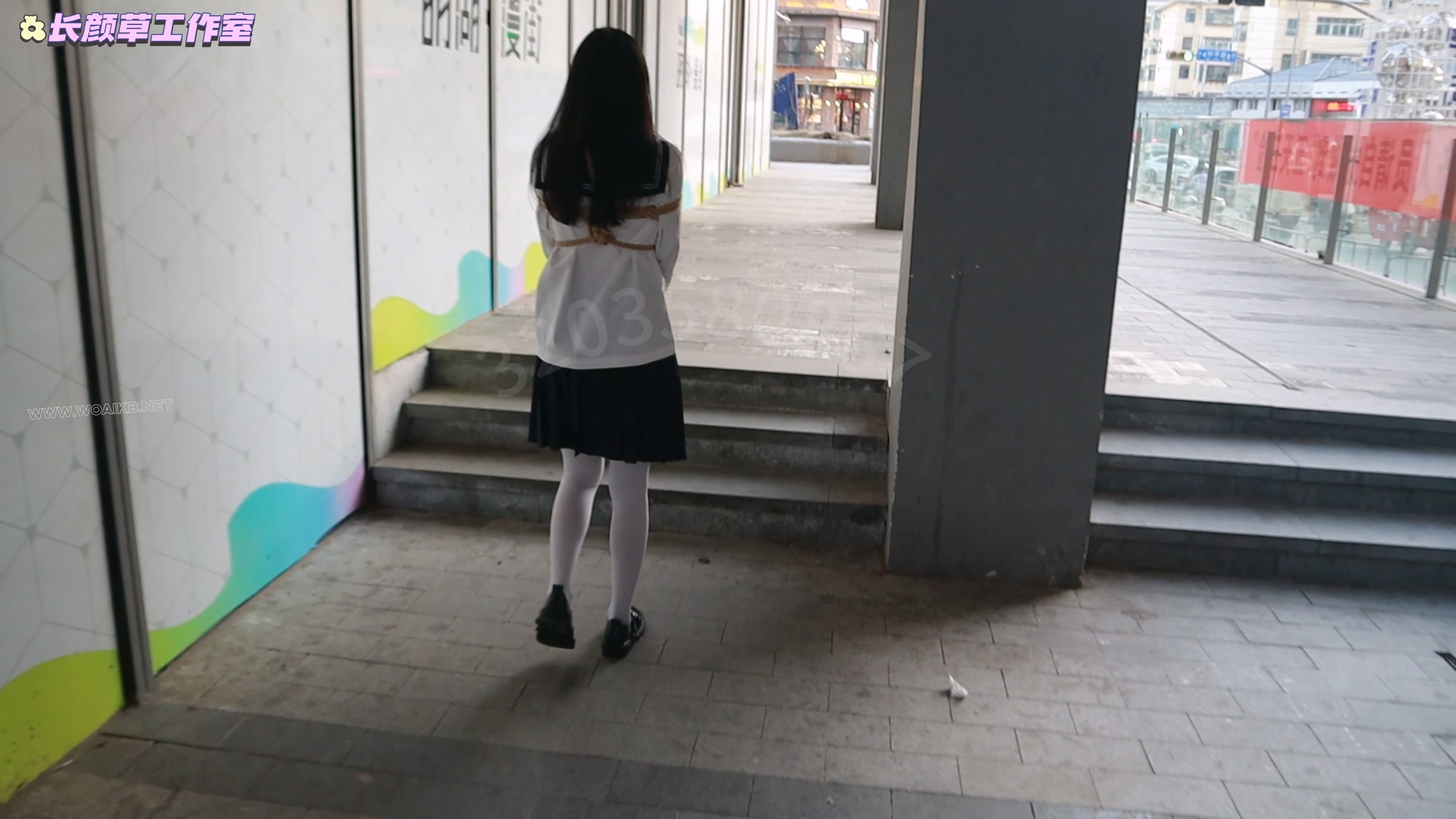 白丝水手服前缚手td白天外出 逛街逛商场 与路人等红绿灯面面相嘘 解押式捆绑外出羞 预览图