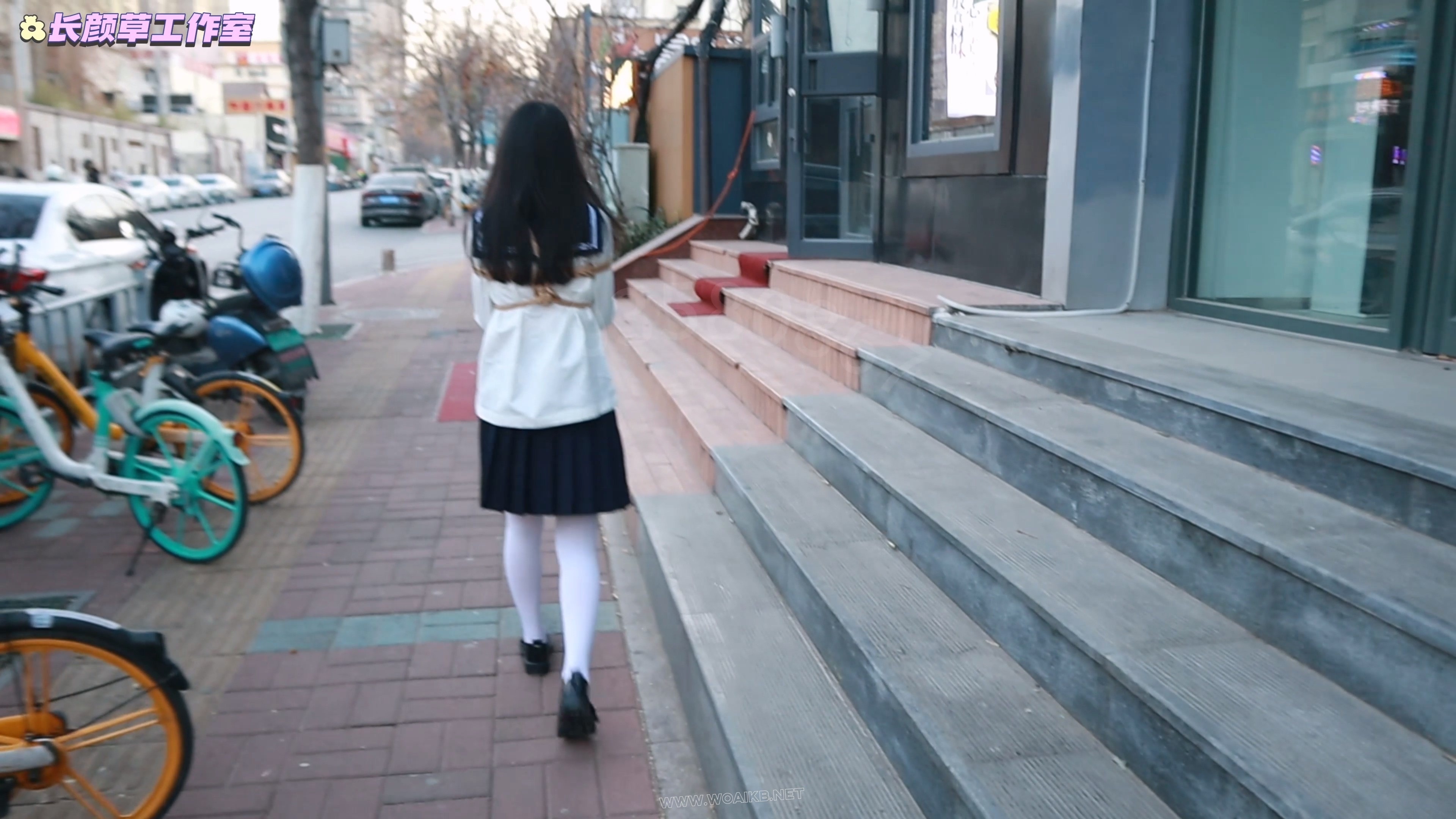 白丝水手服前缚手td白天外出 逛街逛商场 与路人等红绿灯面面相嘘 解押式捆绑外出羞 预览图