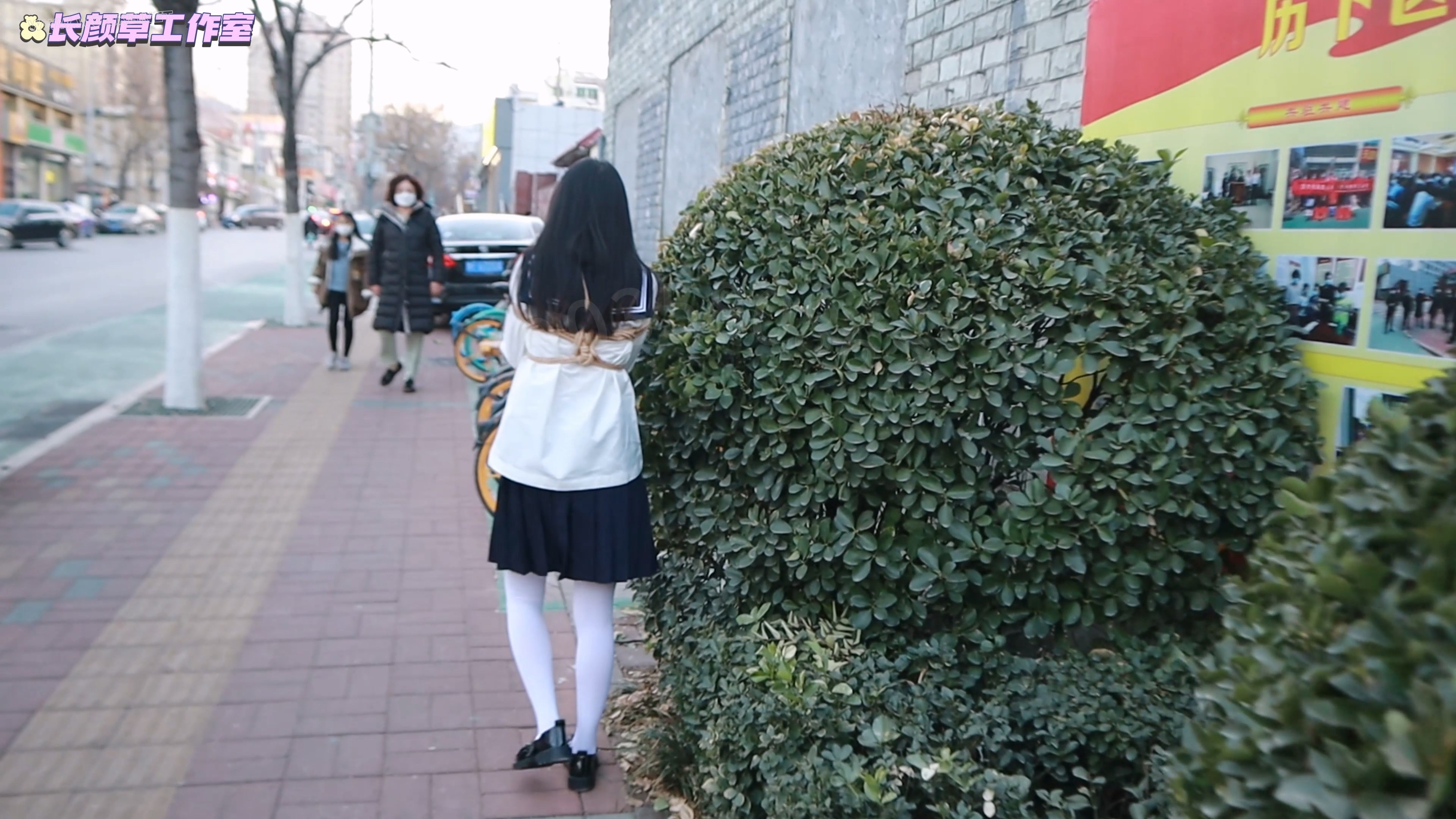 白丝水手服前缚手td白天外出 逛街逛商场 与路人等红绿灯面面相嘘 解押式捆绑外出羞 预览图