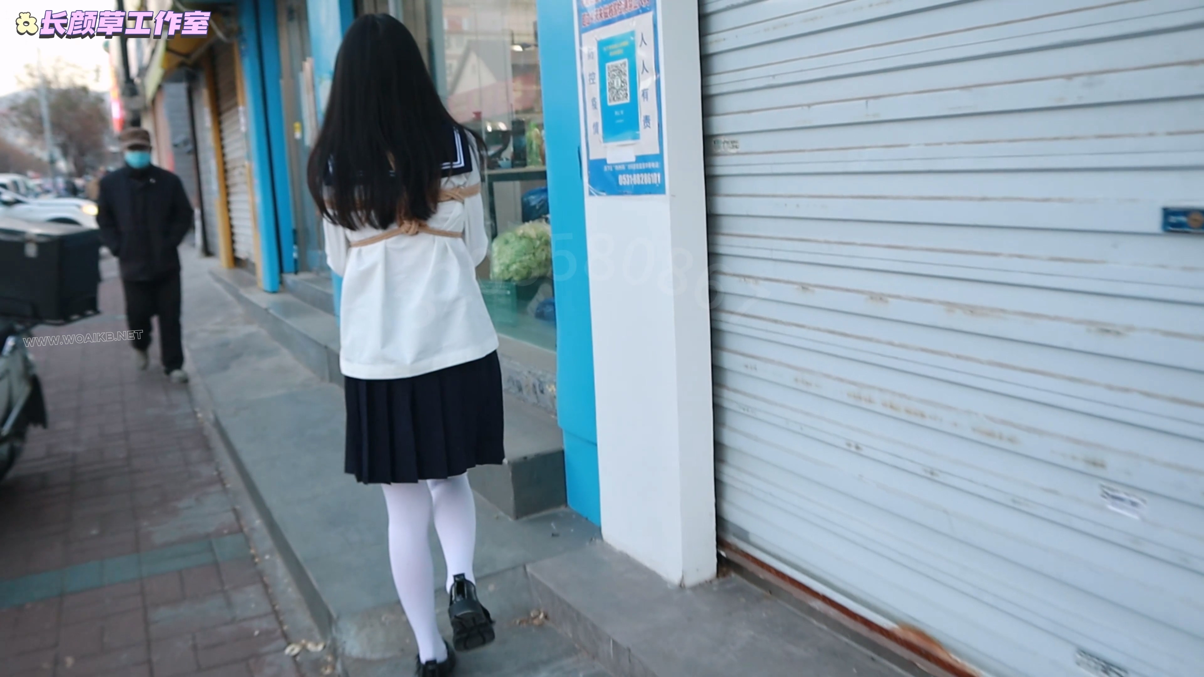 白丝水手服前缚手td白天外出 逛街逛商场 与路人等红绿灯面面相嘘 解押式捆绑外出羞 预览图