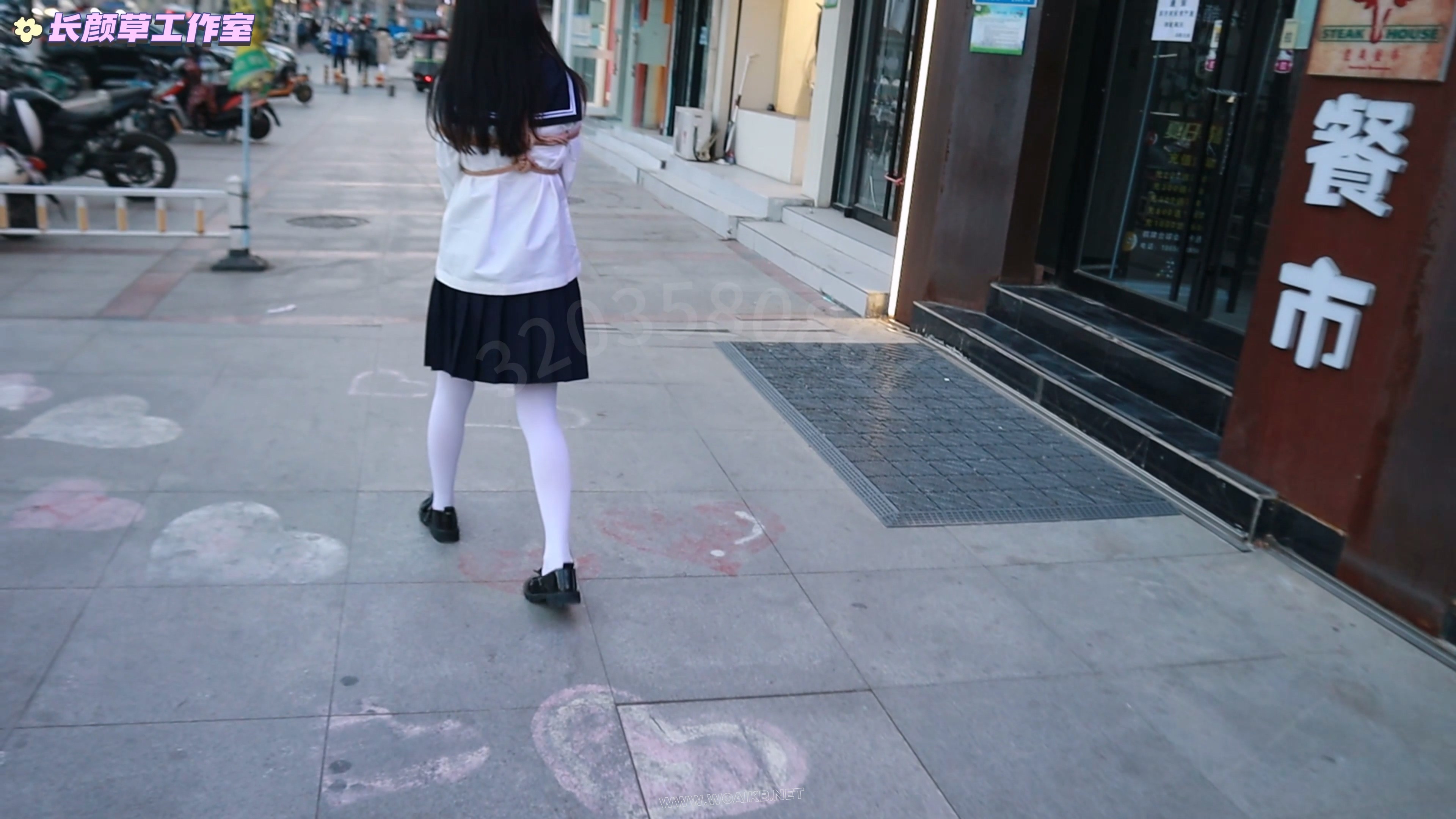 白丝水手服前缚手td白天外出 逛街逛商场 与路人等红绿灯面面相嘘 解押式捆绑外出羞 预览图