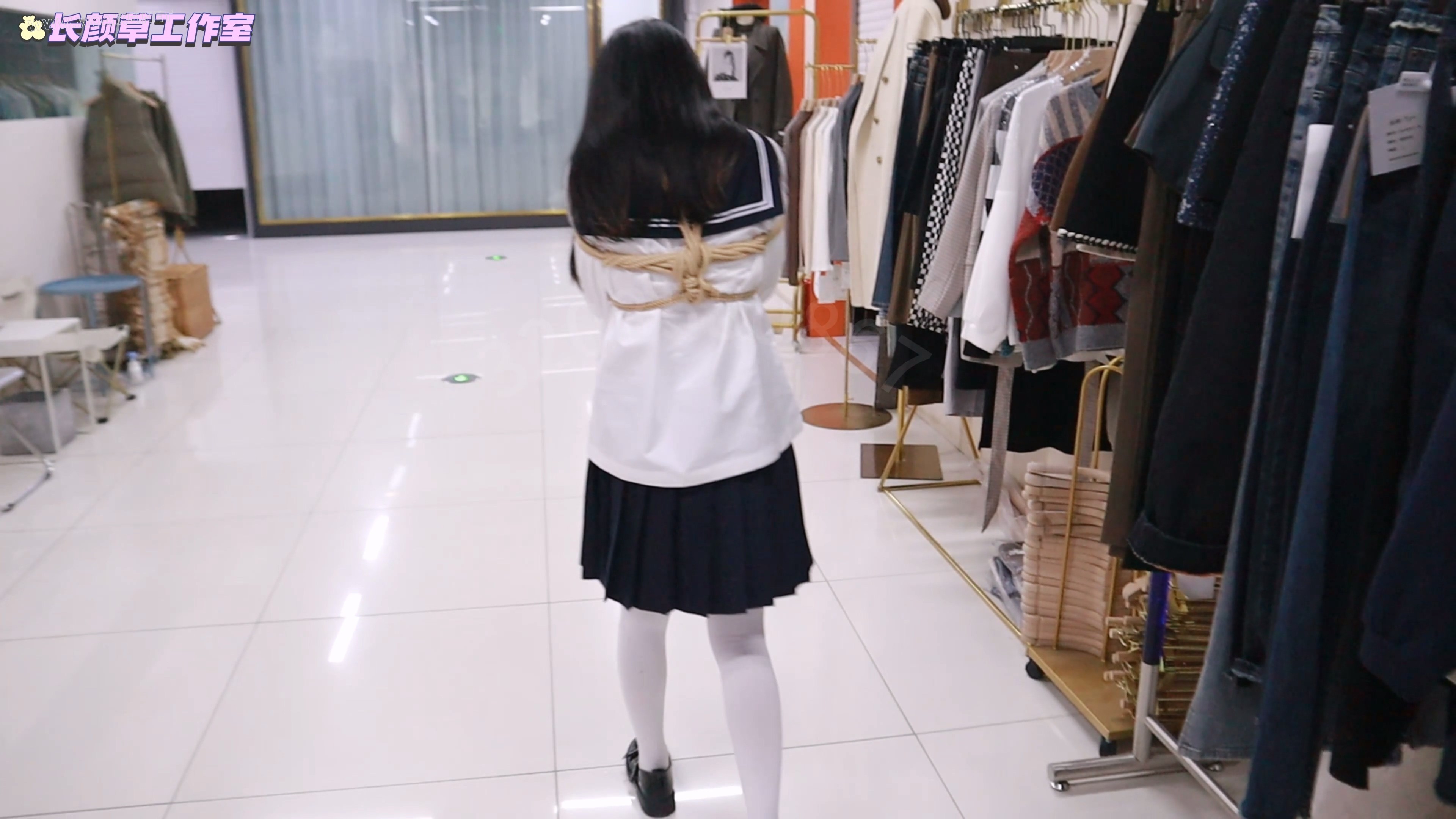 白丝水手服前缚手td白天外出 逛街逛商场 与路人等红绿灯面面相嘘 解押式捆绑外出羞 预览图