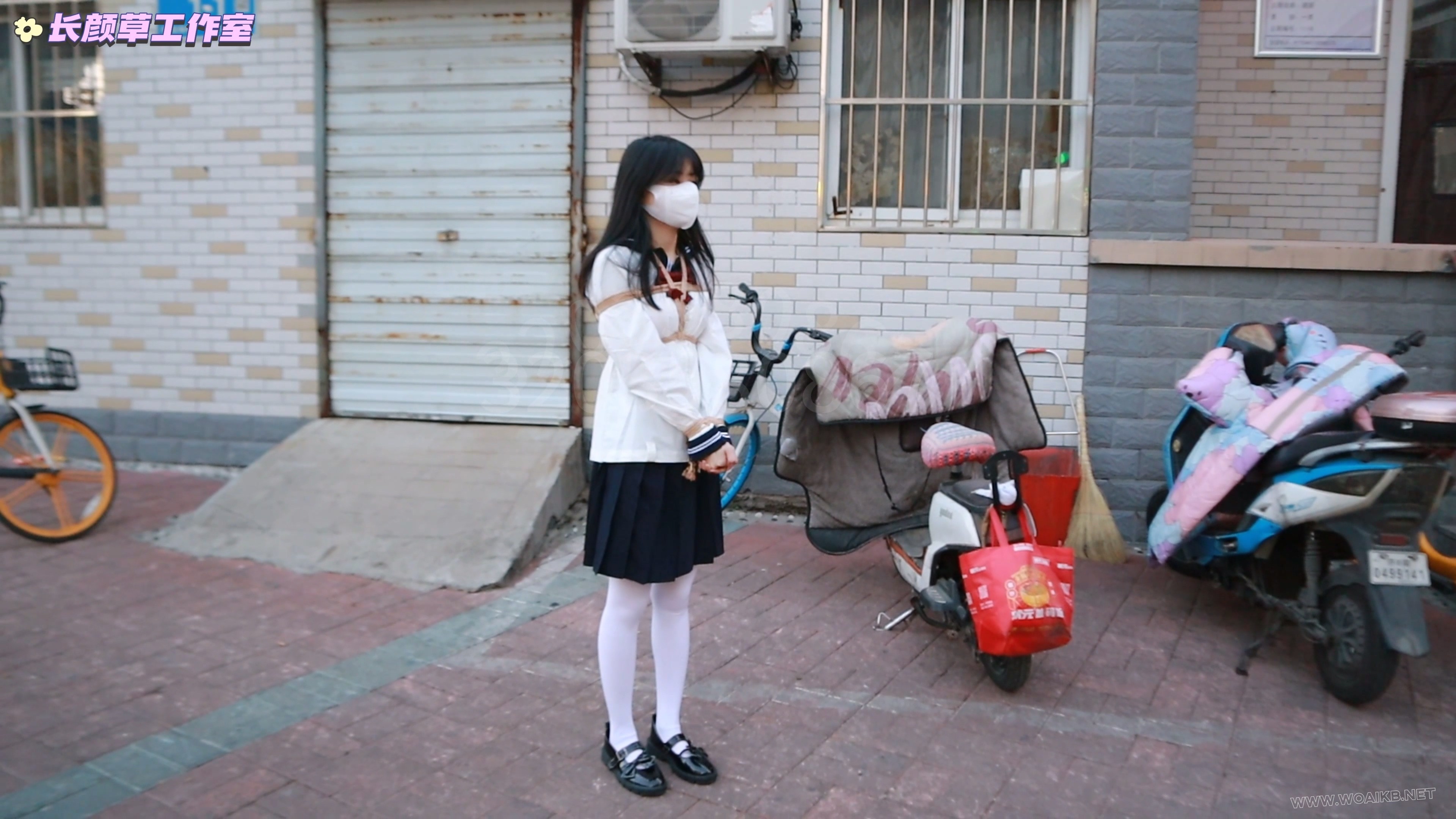 白丝水手服前缚手td白天外出 逛街逛商场 与路人等红绿灯面面相嘘 解押式捆绑外出羞 预览图