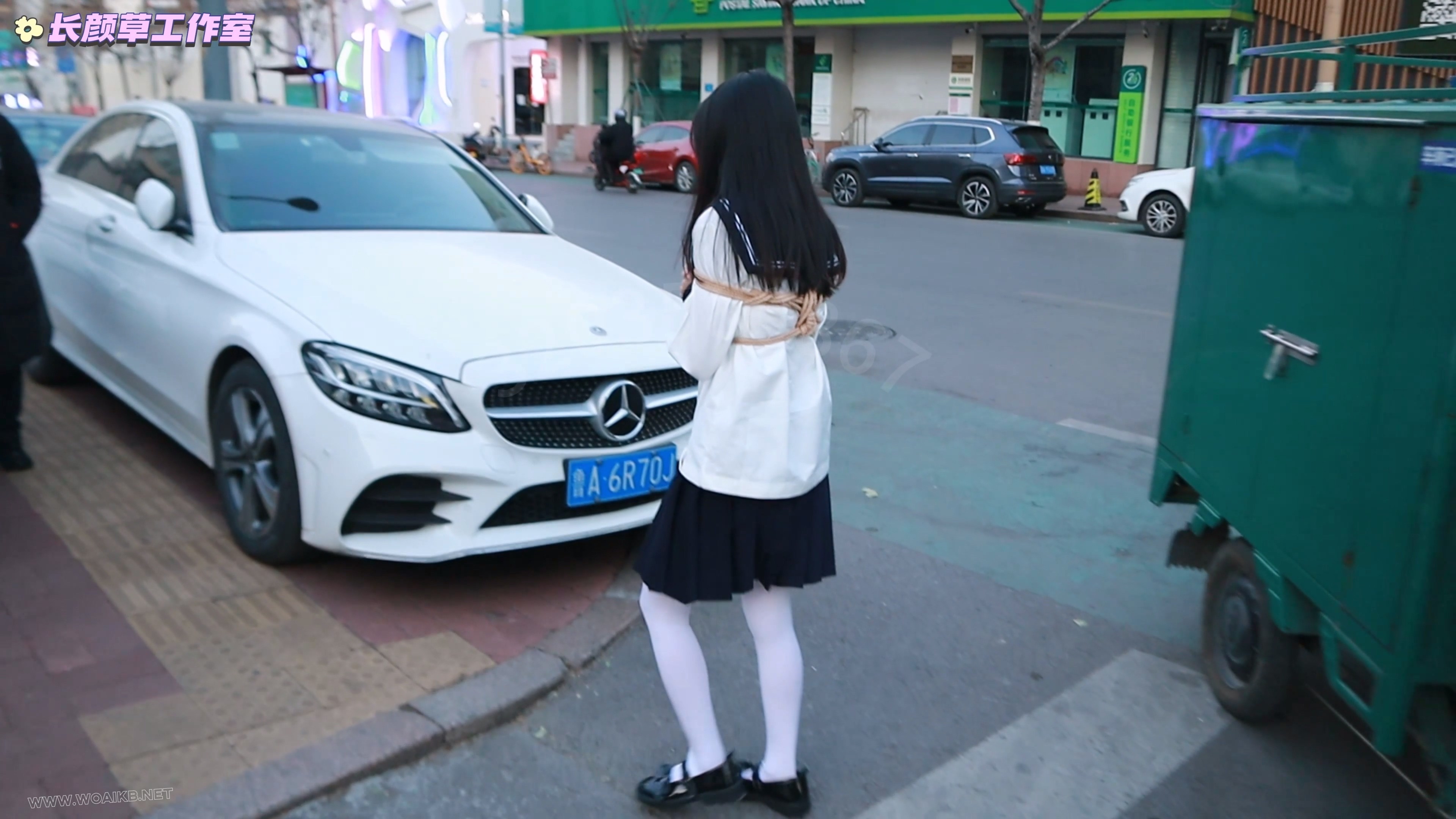 白丝水手服前缚手td白天外出 逛街逛商场 与路人等红绿灯面面相嘘 解押式捆绑外出羞 预览图