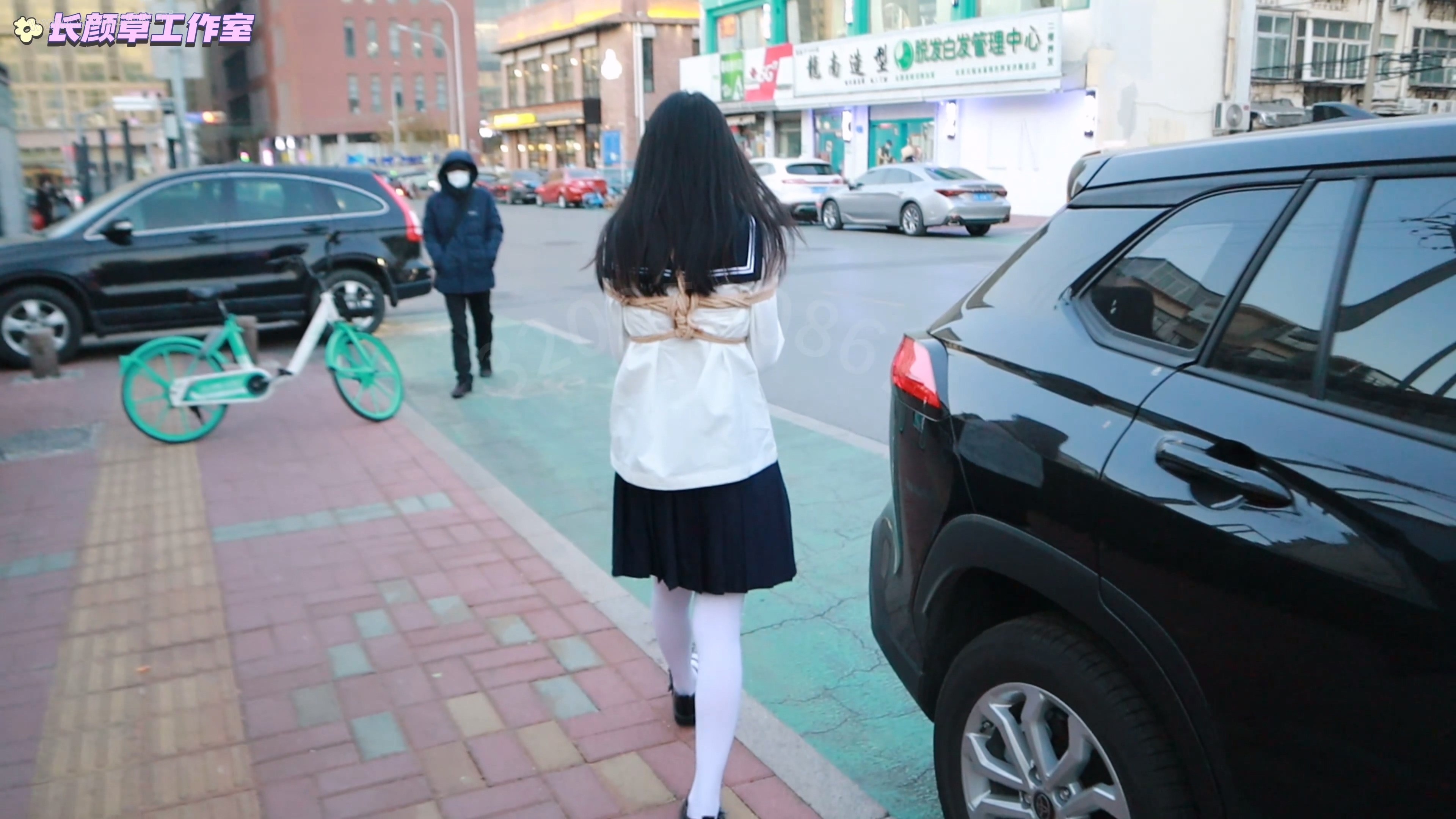 白丝水手服前缚手td白天外出 逛街逛商场 与路人等红绿灯面面相嘘 解押式捆绑外出羞 预览图
