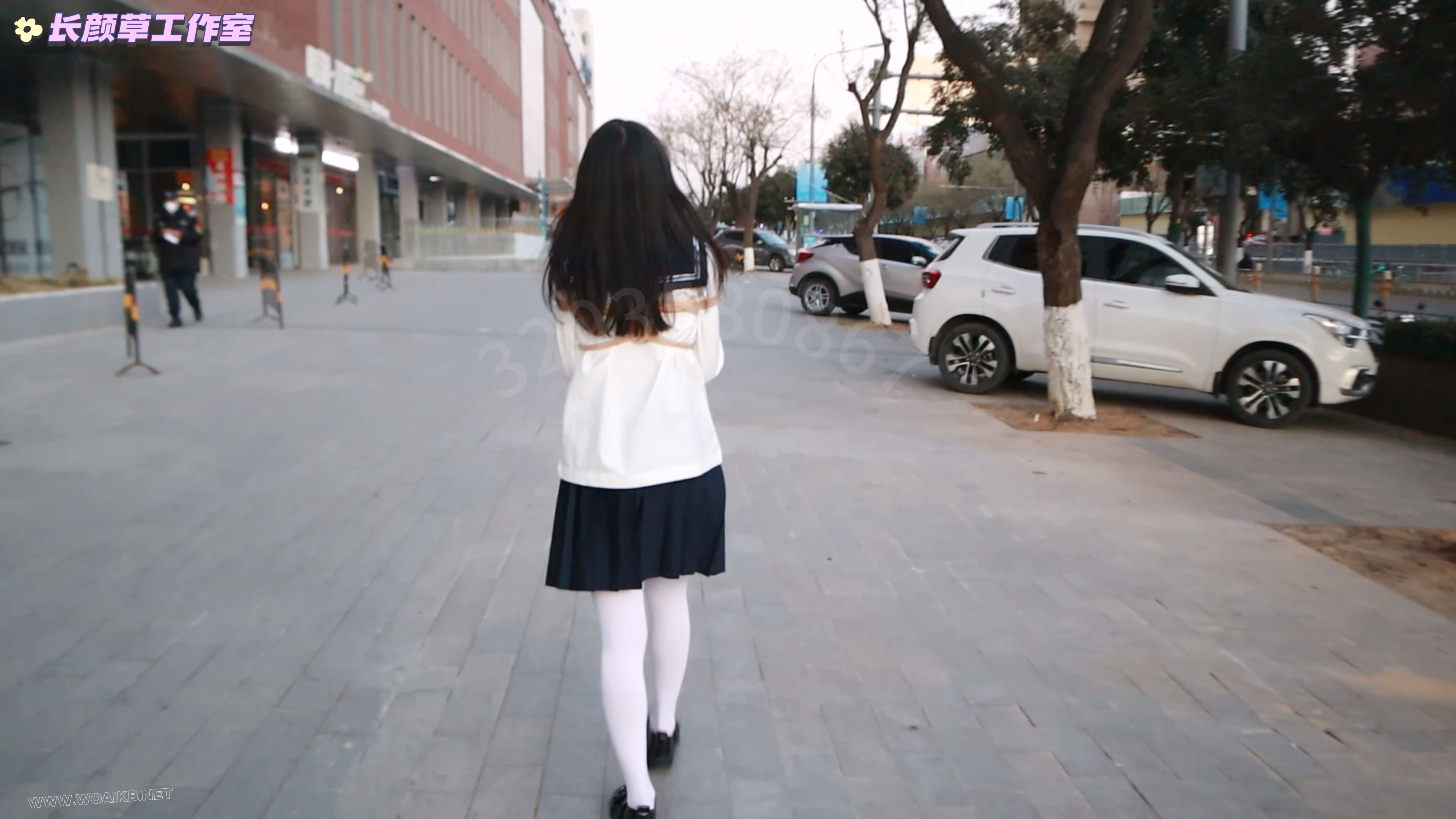 白丝水手服前缚手td白天外出 逛街逛商场 与路人等红绿灯面面相嘘 解押式捆绑外出羞 预览图