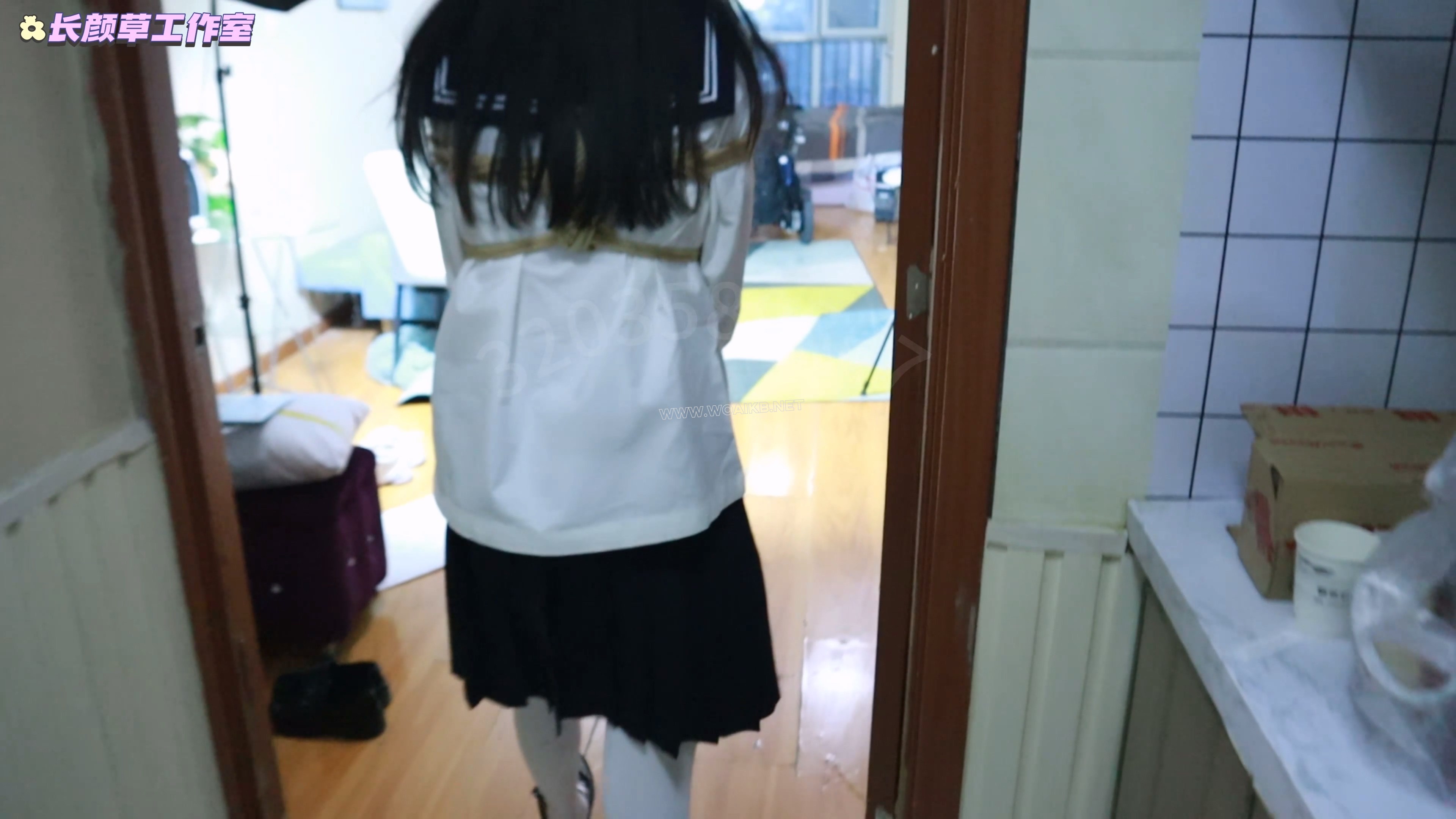 白丝水手服前缚手td白天外出 逛街逛商场 与路人等红绿灯面面相嘘 解押式捆绑外出羞 预览图