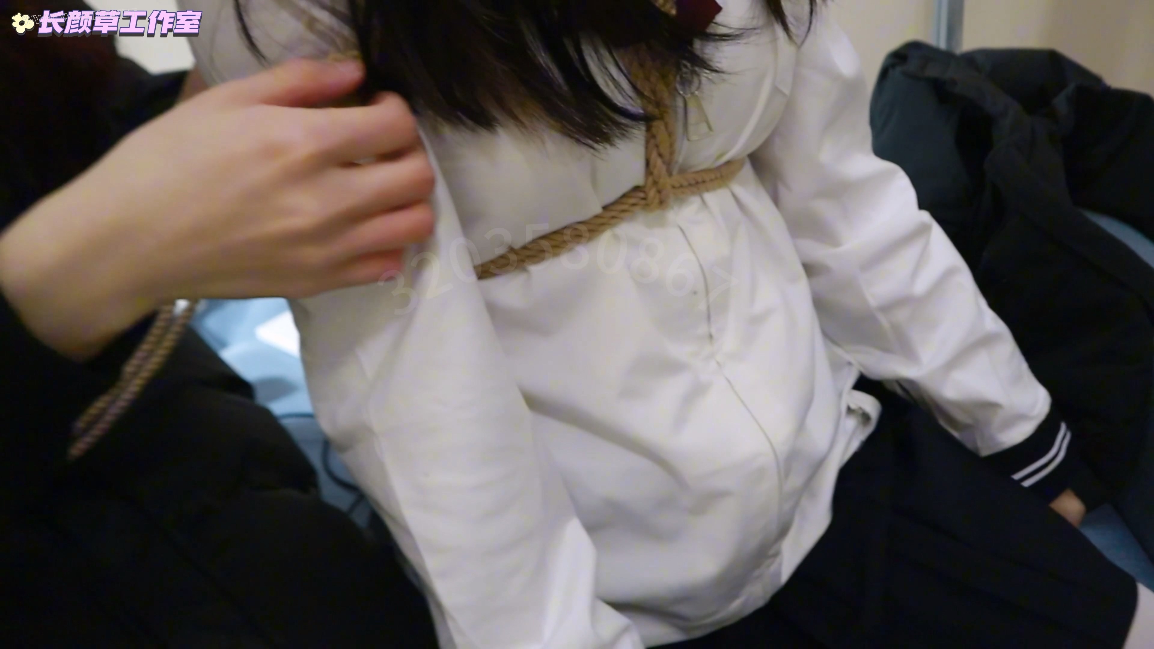 白丝水手服前缚手td白天外出 逛街逛商场 与路人等红绿灯面面相嘘 解押式捆绑外出羞 预览图