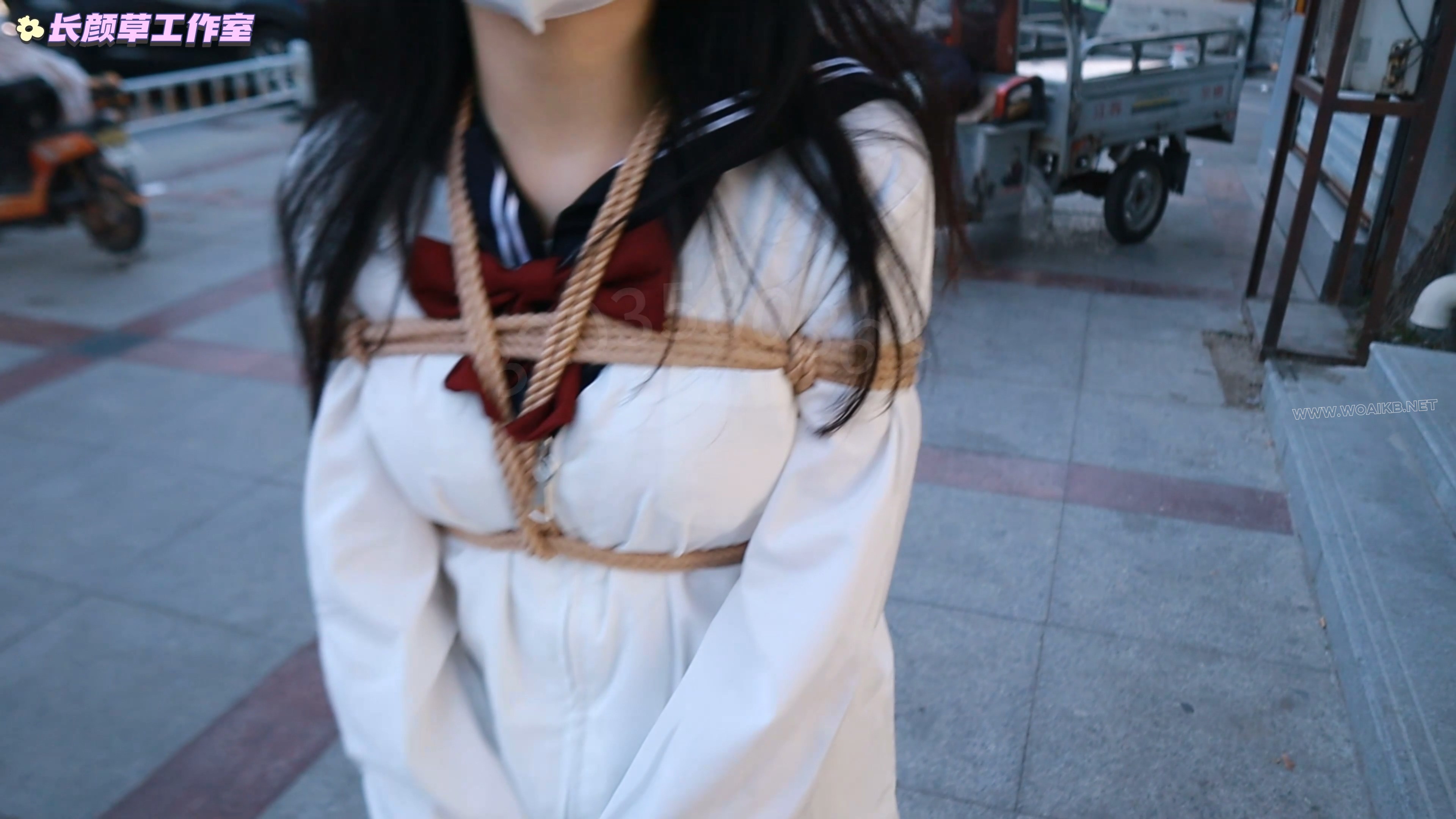 白丝水手服前缚手td白天外出 逛街逛商场 与路人等红绿灯面面相嘘 解押式捆绑外出羞 预览图