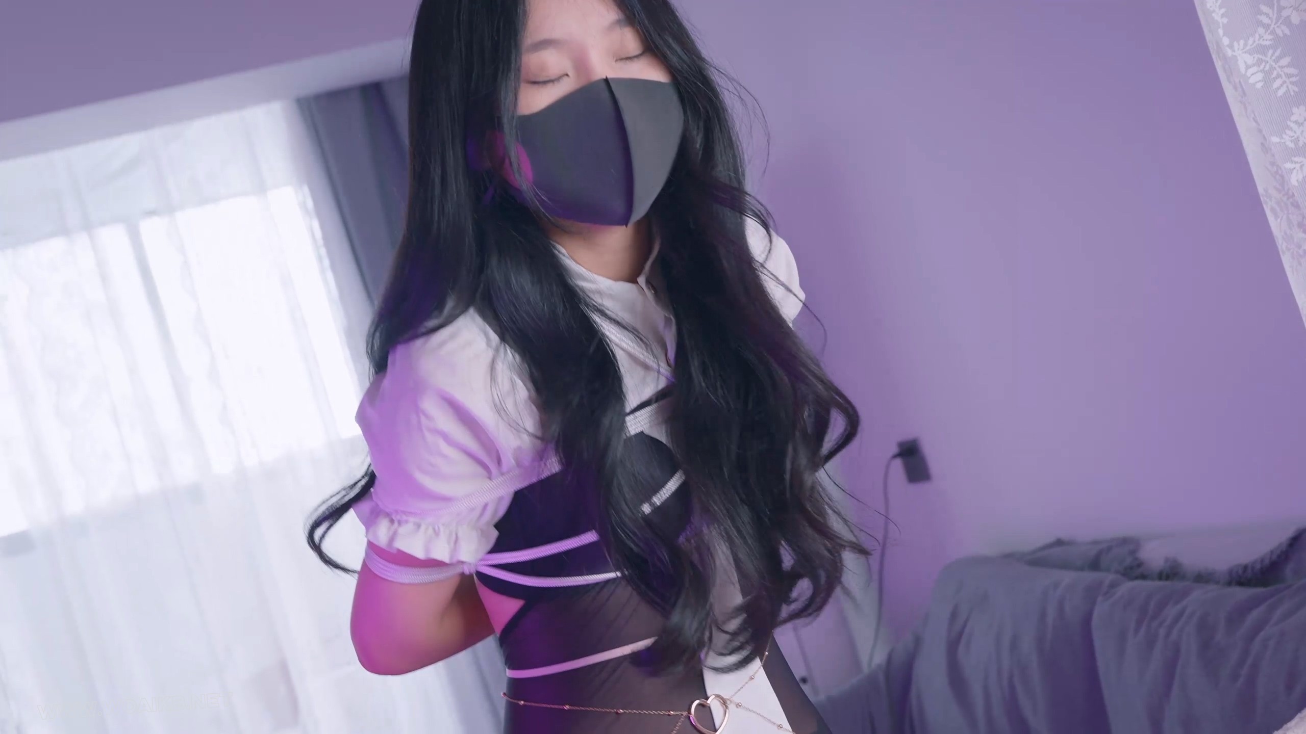 《神圣修女被绑记》2修女被蒙面人从教堂绑架回家，吊绑穿着12cm高跟靴脚铐罚站+充… 封面图
