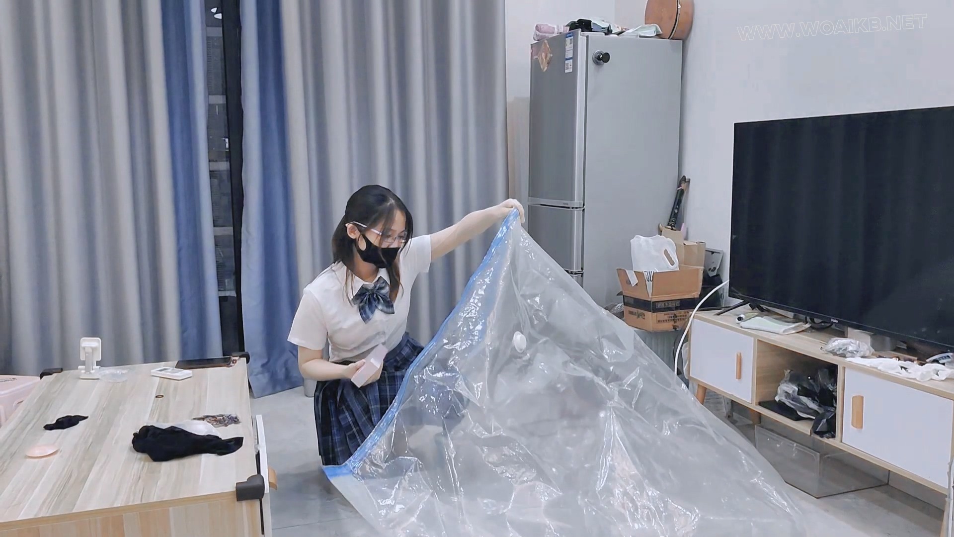 海砂弄坏手办的少女假扮成jk情qu娃娃快递给主人后，sp塞入玩具启动成人模式 预览图