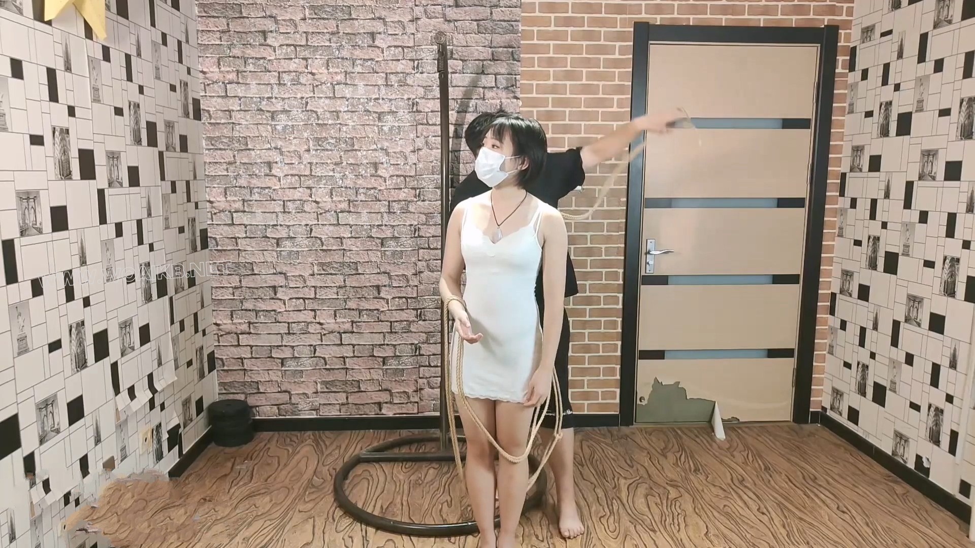 颜颜小朋友主动要求站立强高 最后 身体都软下去了 差点摔倒了 封面图