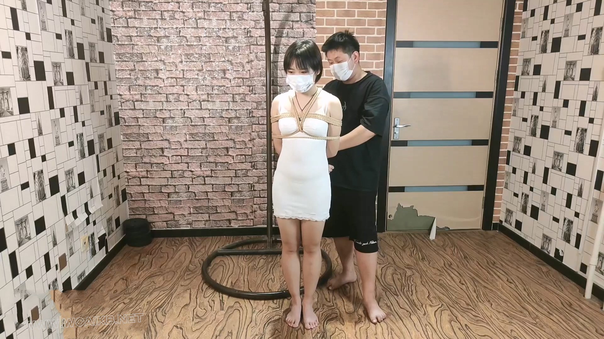 颜颜小朋友主动要求站立强高 最后 身体都软下去了 差点摔倒了 预览图