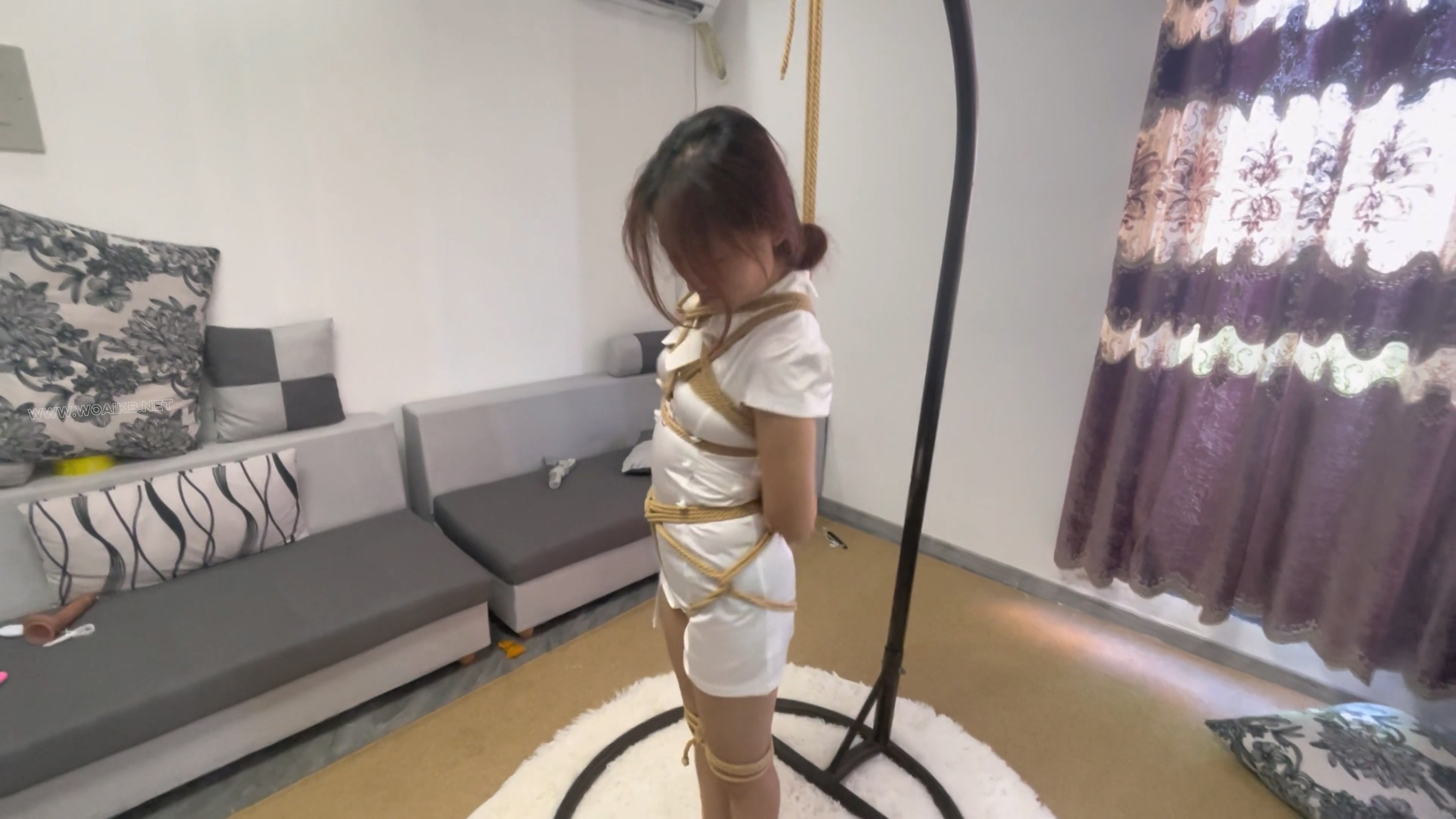 被吊起的小护士盈盈 真空上阵 G点突起 日式胸缚股绳 双脚固定 暴力揉胸扣阴 原味堵 预览图