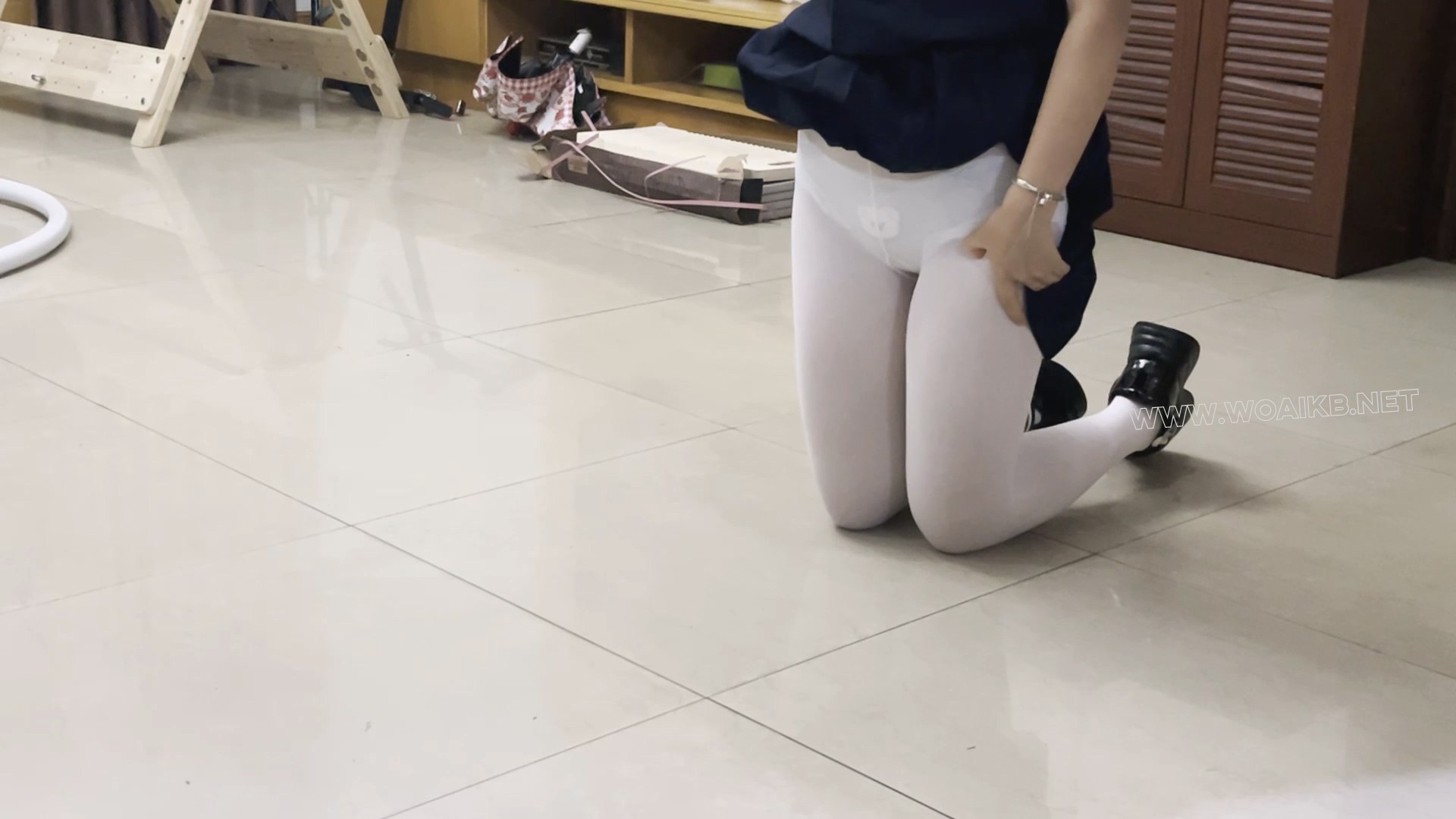 《调教师日记之特殊少女改造记》-1，五花+M腿+白丝+ZD棒，乖乖女学生小X早已听说有 预览图