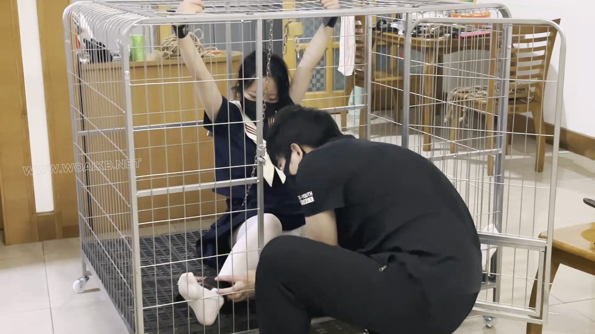 《调教师日记之特殊少女改造记》-2，笼子关押+白丝+ZD棒，乖乖女学生小X被锁着手脚 预览图