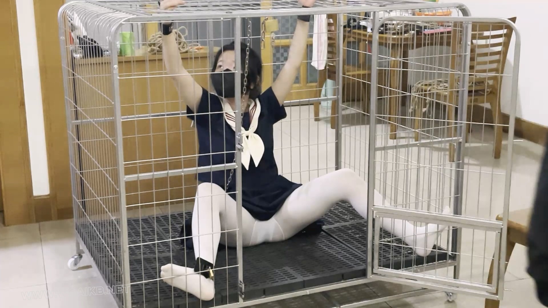 《调教师日记之特殊少女改造记》-2，笼子关押+白丝+ZD棒，乖乖女学生小X被锁着手脚 预览图