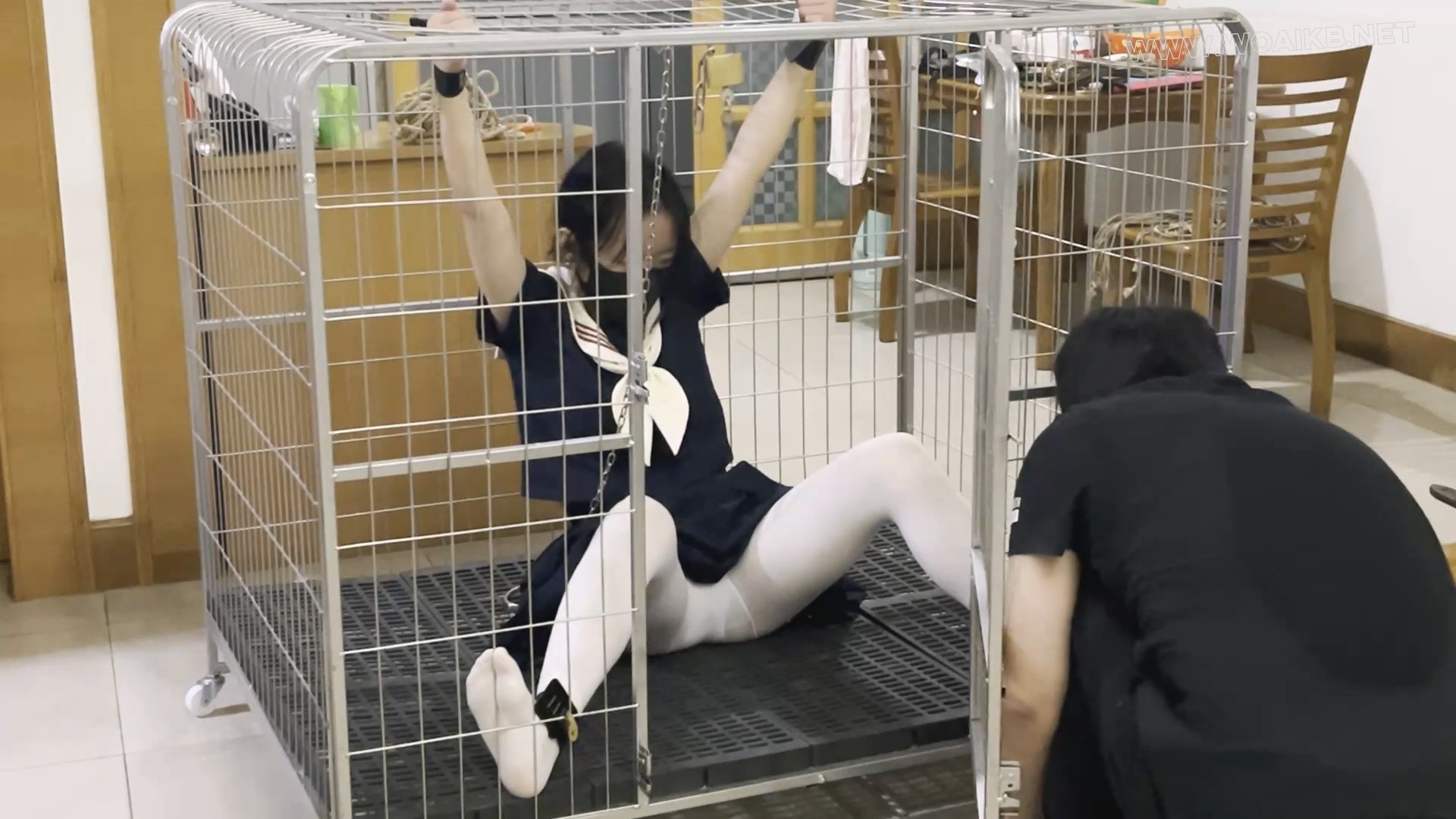 《调教师日记之特殊少女改造记》-2，笼子关押+白丝+ZD棒，乖乖女学生小X被锁着手脚 预览图