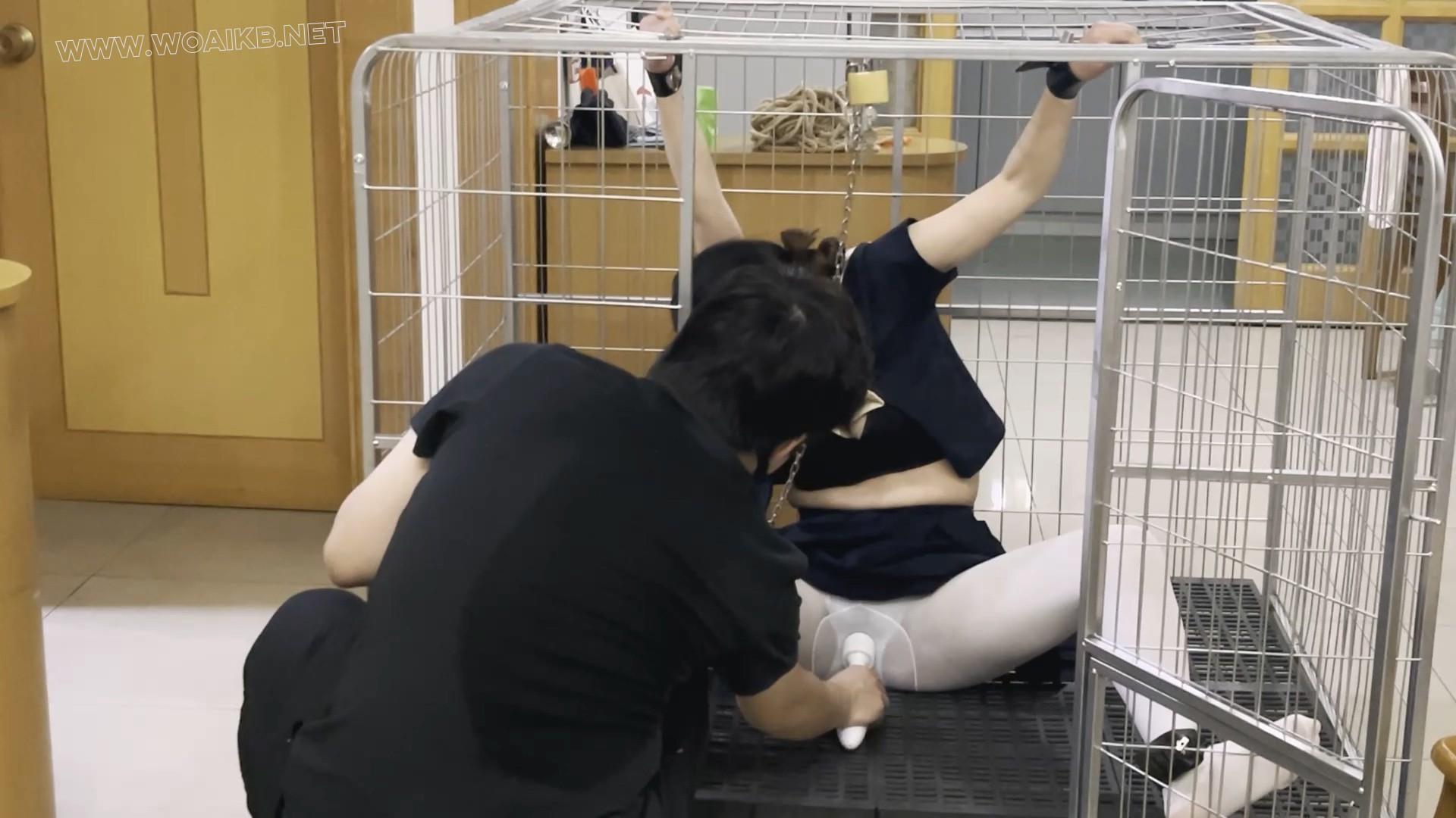 《调教师日记之特殊少女改造记》-2，笼子关押+白丝+ZD棒，乖乖女学生小X被锁着手脚 预览图